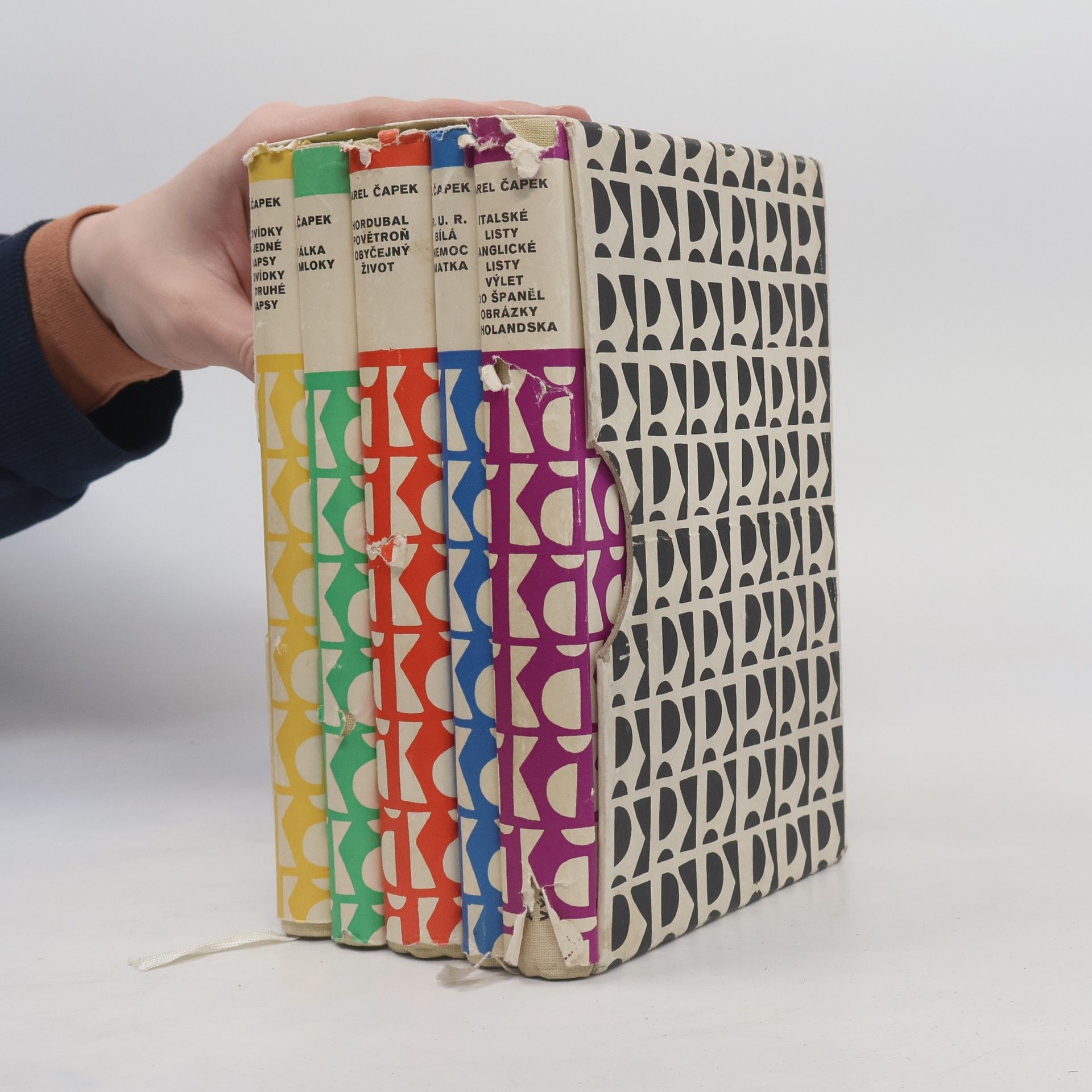 Karel Čapek Karel Čapek Box 4 knihy. Válka s mloky. Italské listy. Anglické listy. Výlet do Španěl. Obrázky z Holandska. Hordubal. Povětroň. Obyčejný život. R.U.R. Bílá nemoc. Matka