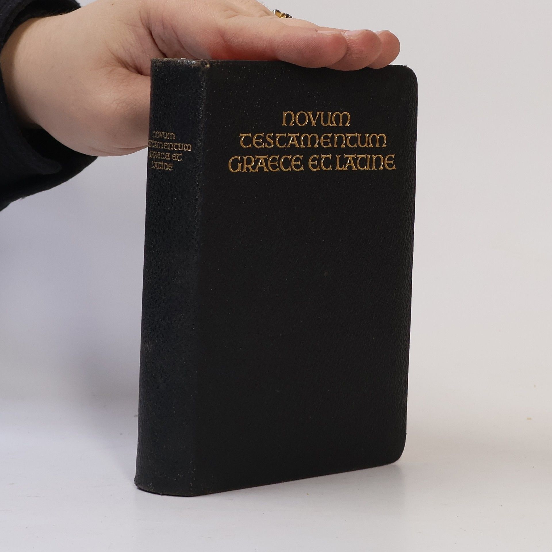 D. Erwin Nestle Novum testamentum Graece et Latine. Utrumque textum cum apparatu critico imprimendum curavit