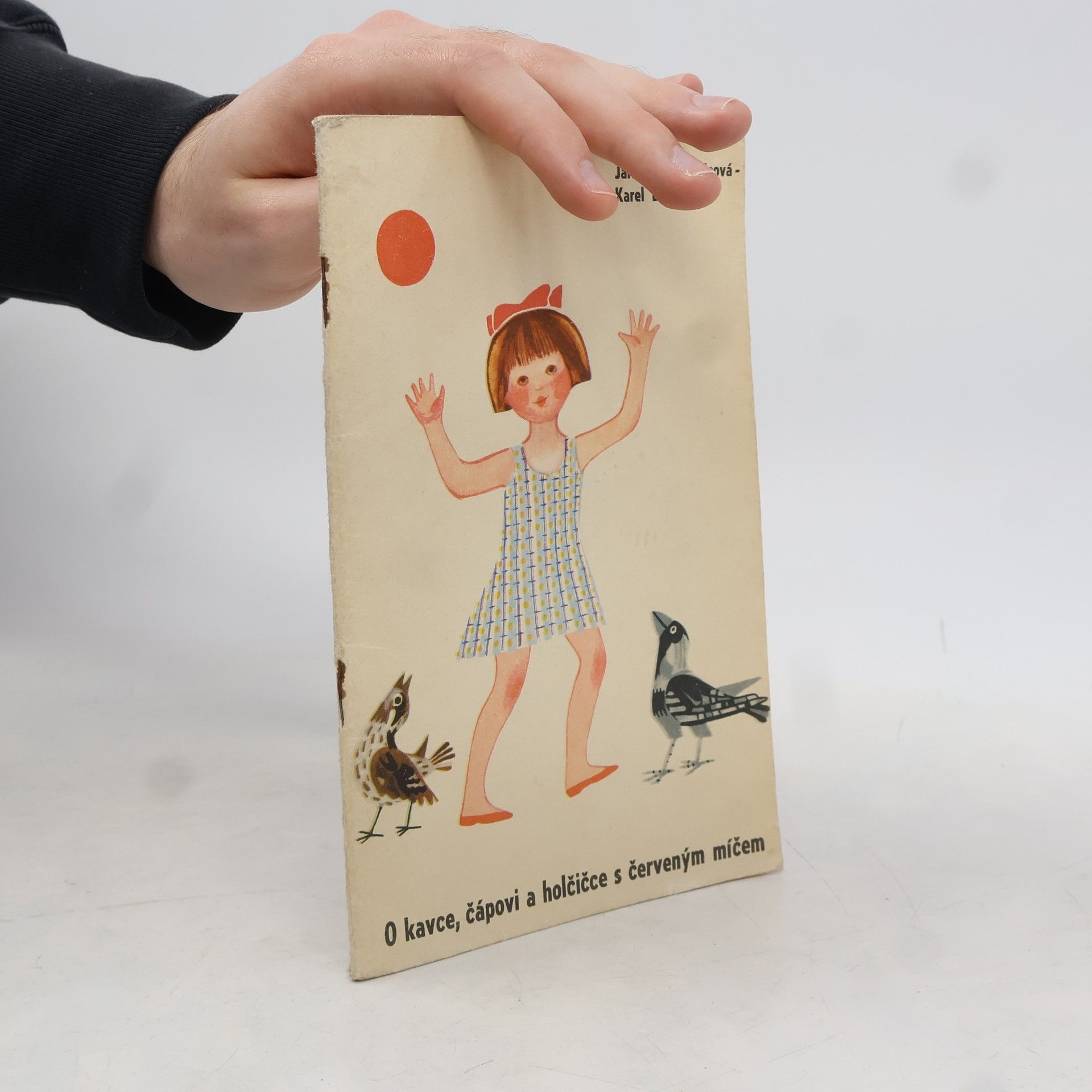 O kavce, čápovi a holčičce s červeným míčem