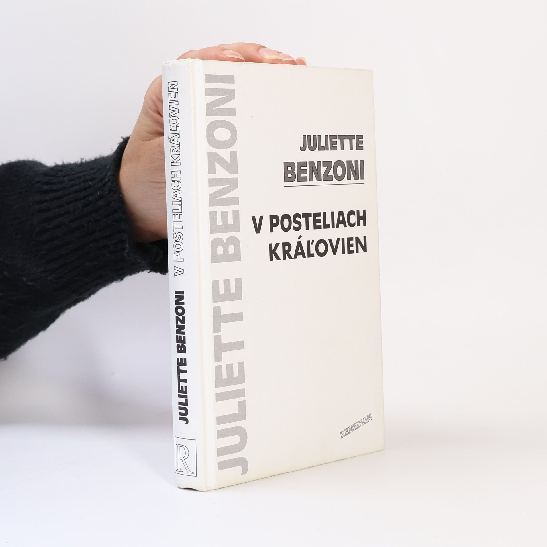 Juliette Benzoni V posteliach kráľovien