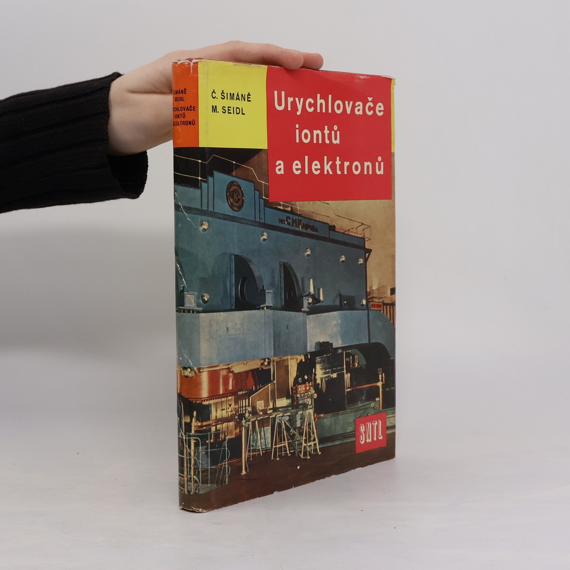 Urychlovače iontů a elektronů