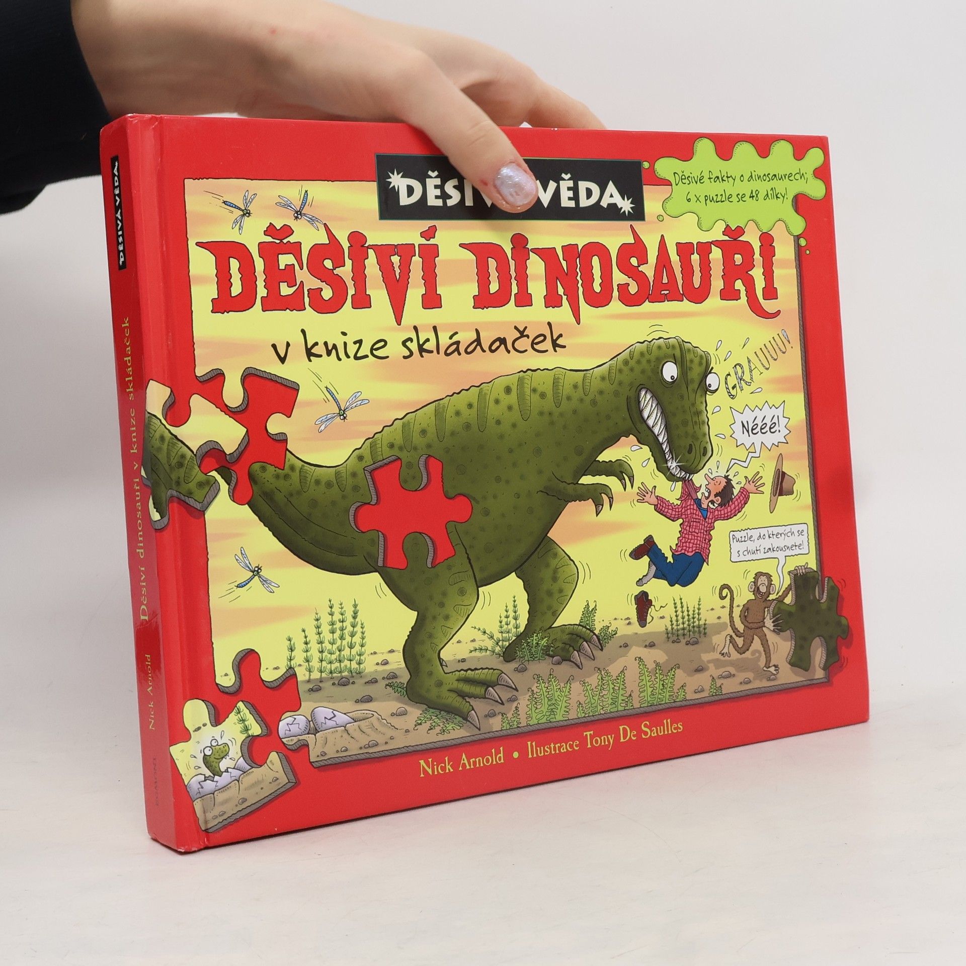 Děsiví dinosauři v knize skládaček