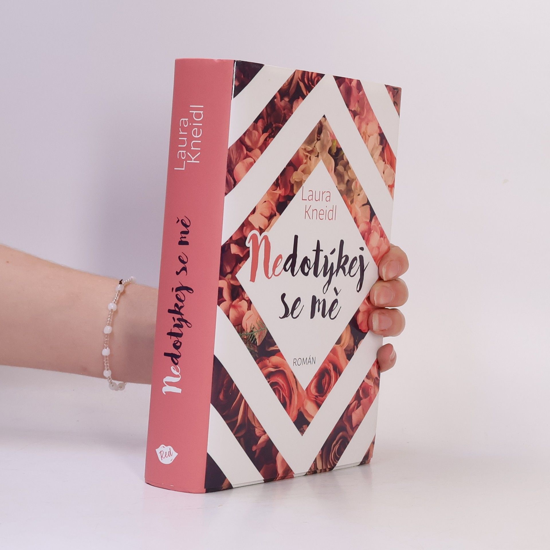 Laura Kneidl Nedotýkej se mě