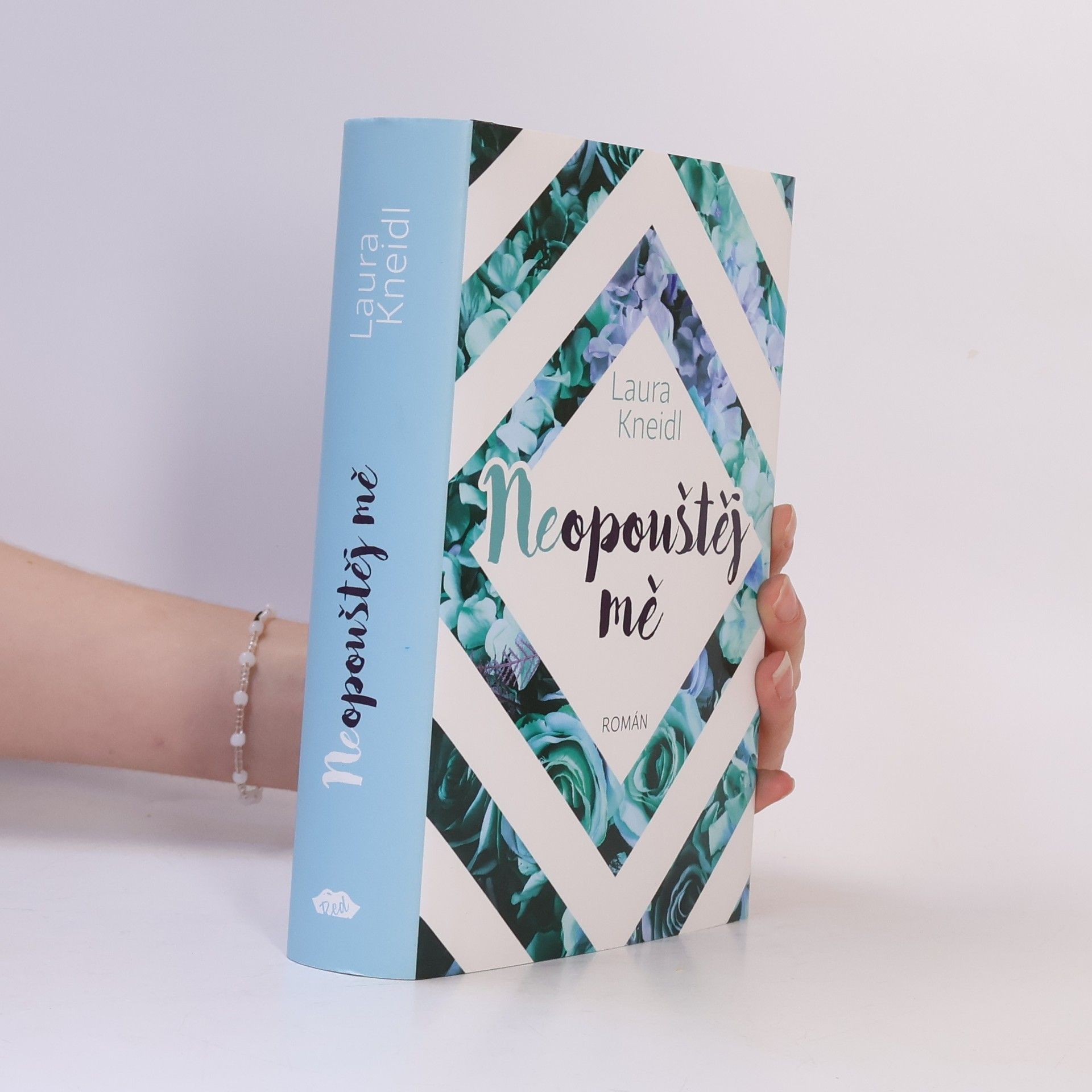 Laura Kneidl Neopouštěj mě