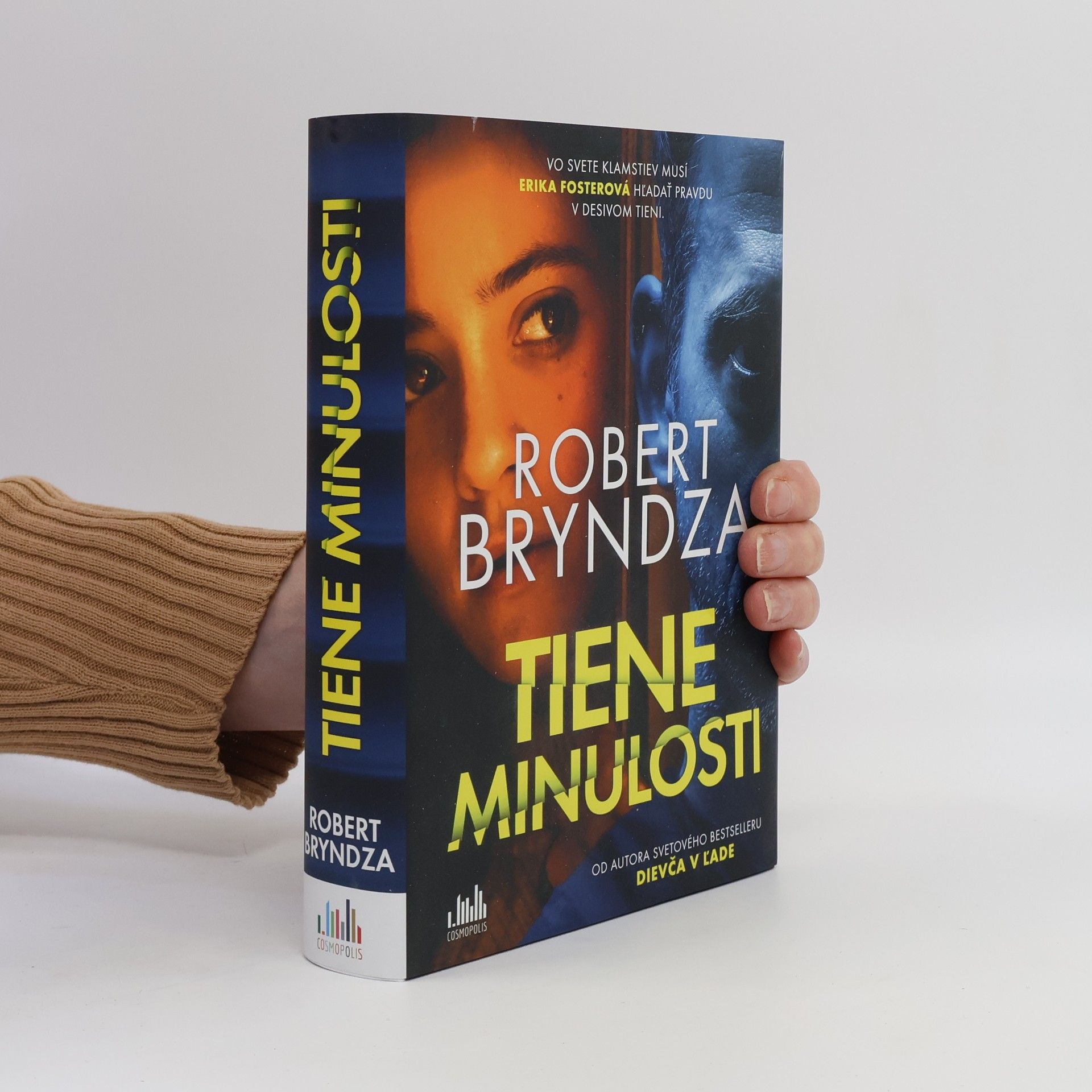 Robert Bryndza Tiene minulosti