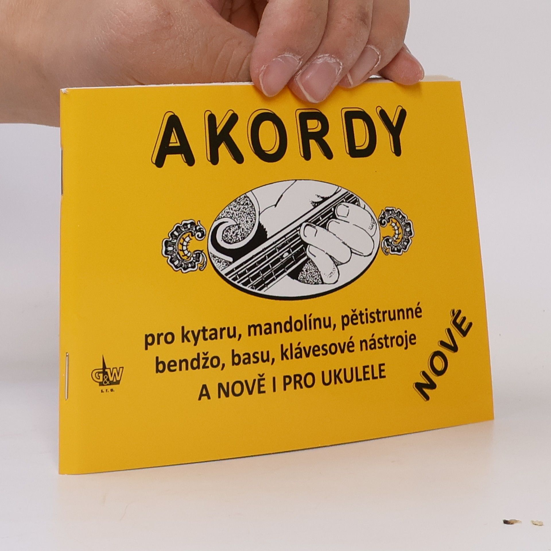 Jiří Macek Akordy pro kytaru, mandolínu, pětistrunné bendžo, basu, klávesové nástroje a nově i pro ukulele : nové Akordy