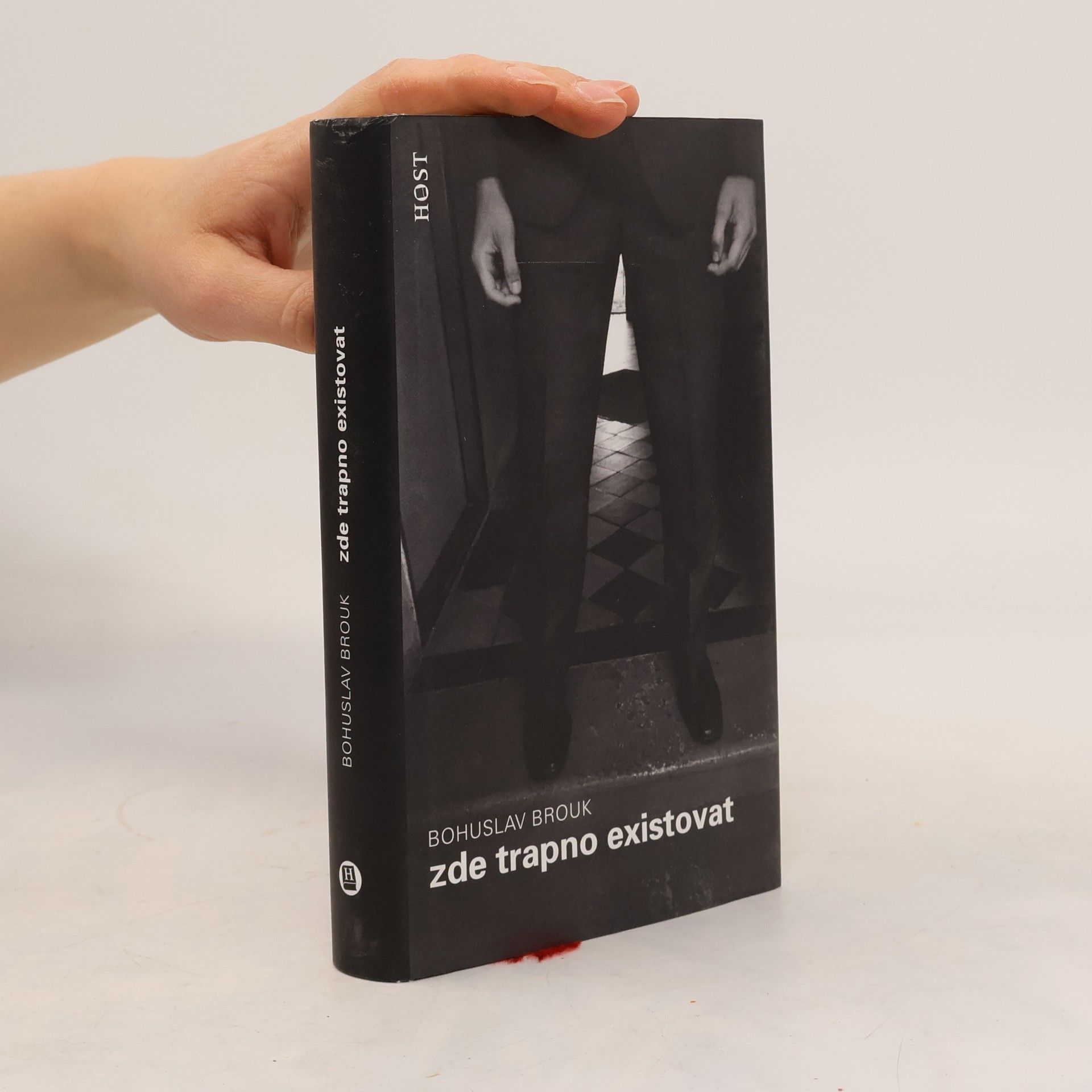 Zde trapno existovat