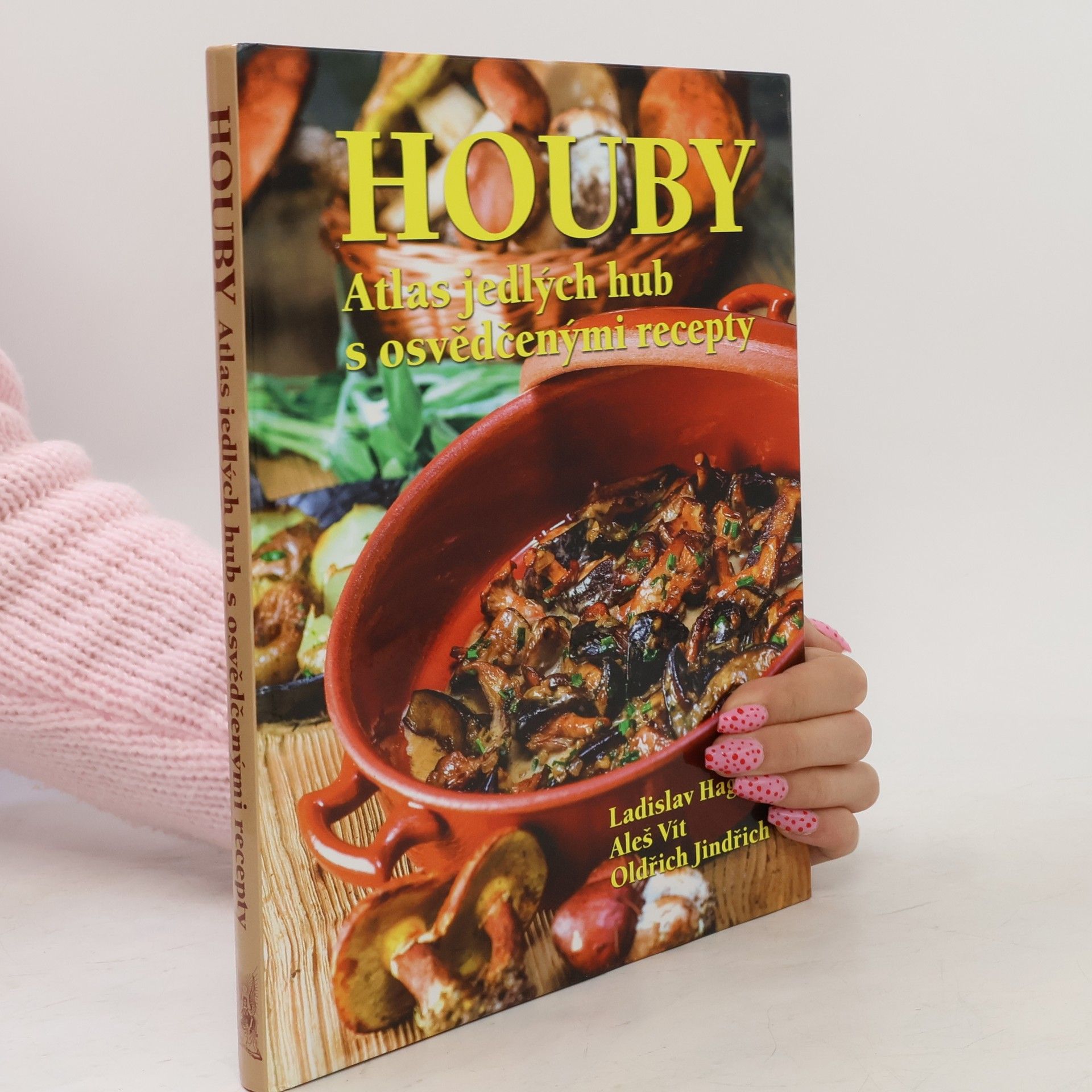 Ladislav Hagara Houby : atlas jedlých hub s osvědčenými recepty