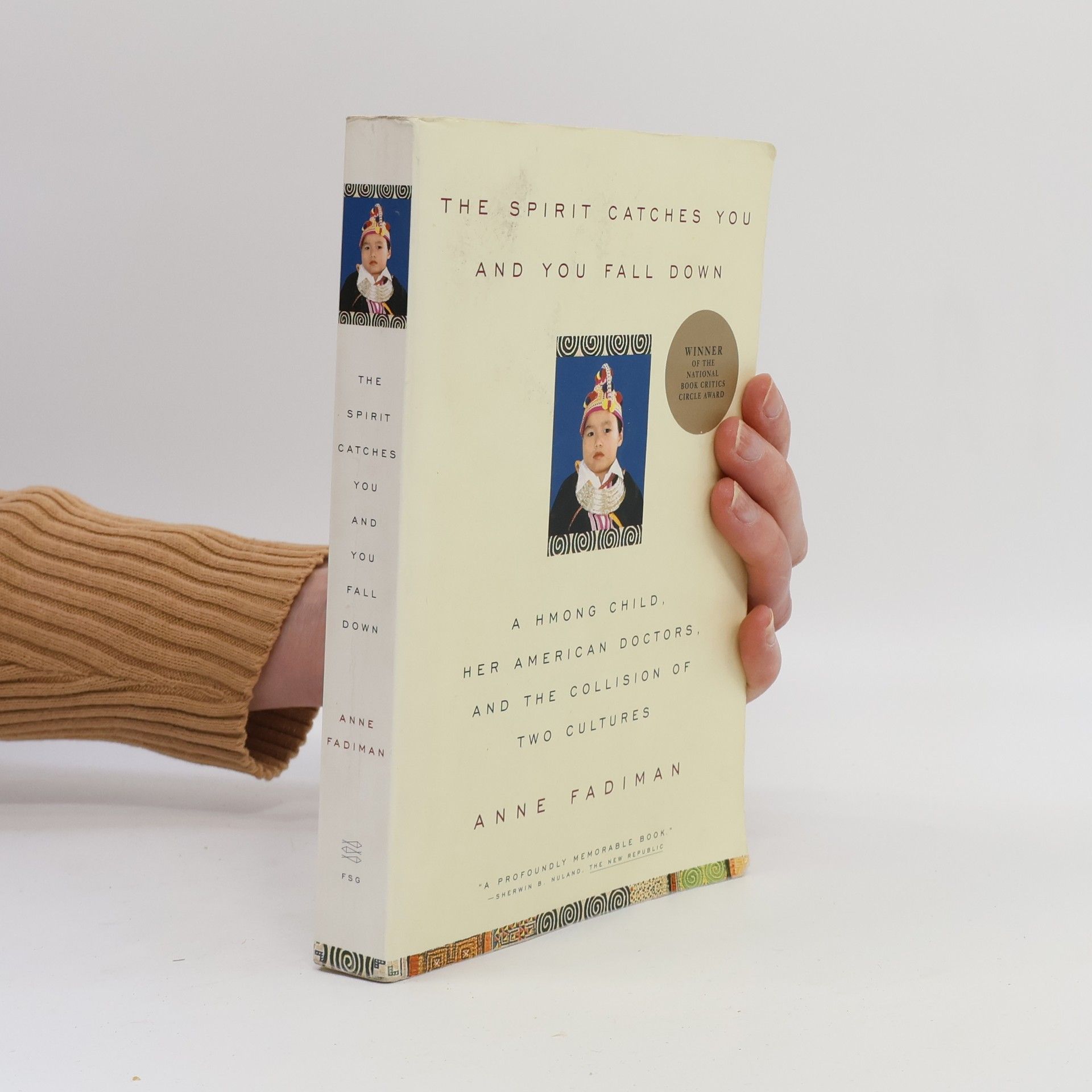 Anne Fadiman The spirit catches you and you fall down : a Hmong child, her American doctors, and the collision of two cultures