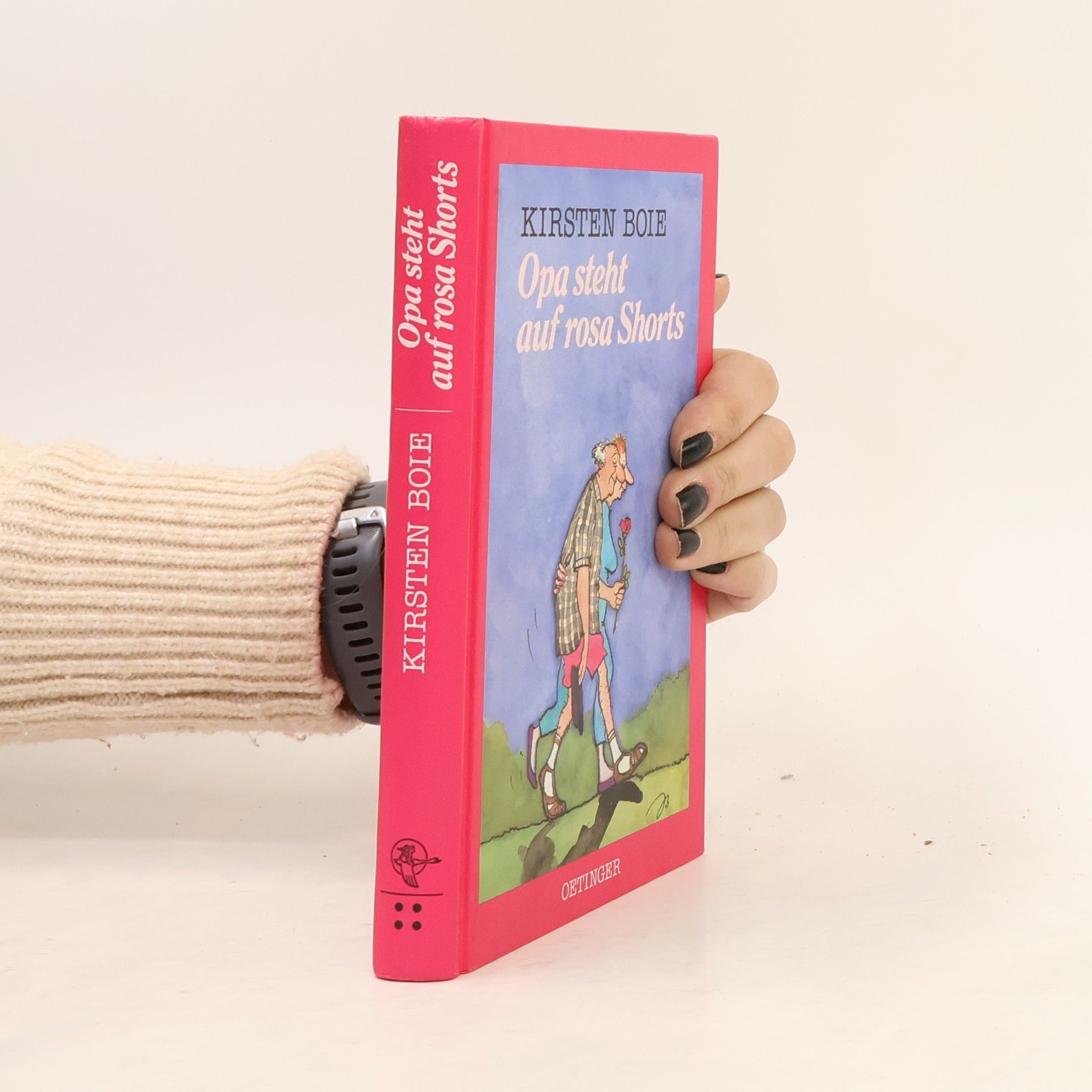 Kirsten Boie Opa steht auf rosa Shorts