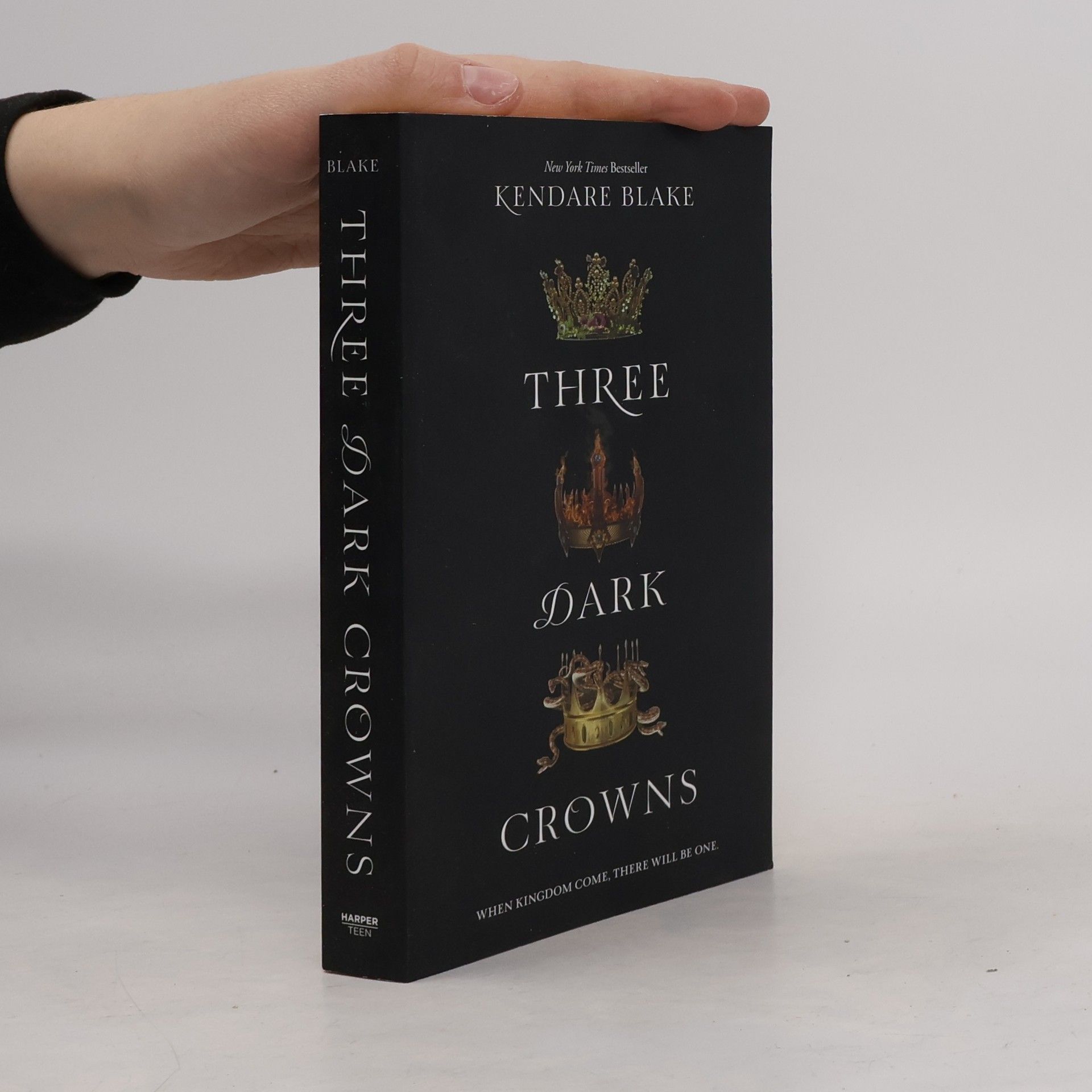 Kendare Blake Three Dark Crowns