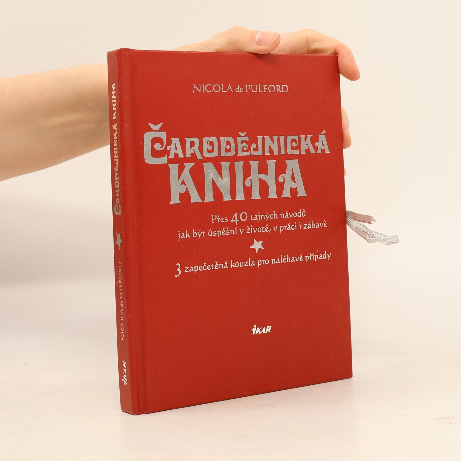 Nicola De Pulford Čarodějnická kniha. Přes 40 tajných návodů jak být úspěšní v životě, v práci i zábavě