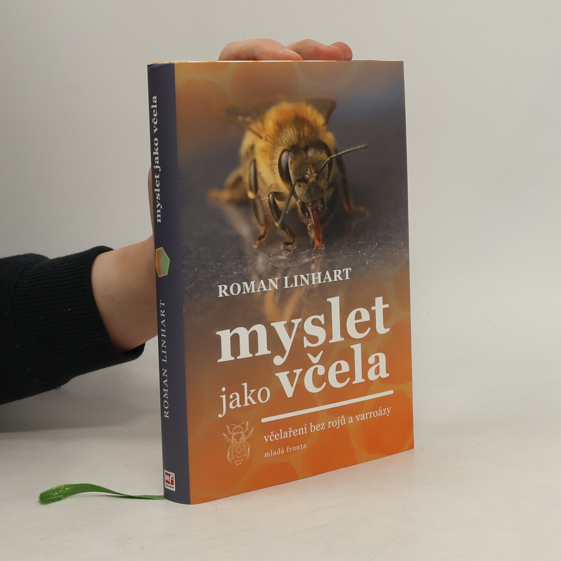 Roman Linhart Myslet jako včela: Včelaření bez rojů a varroázy