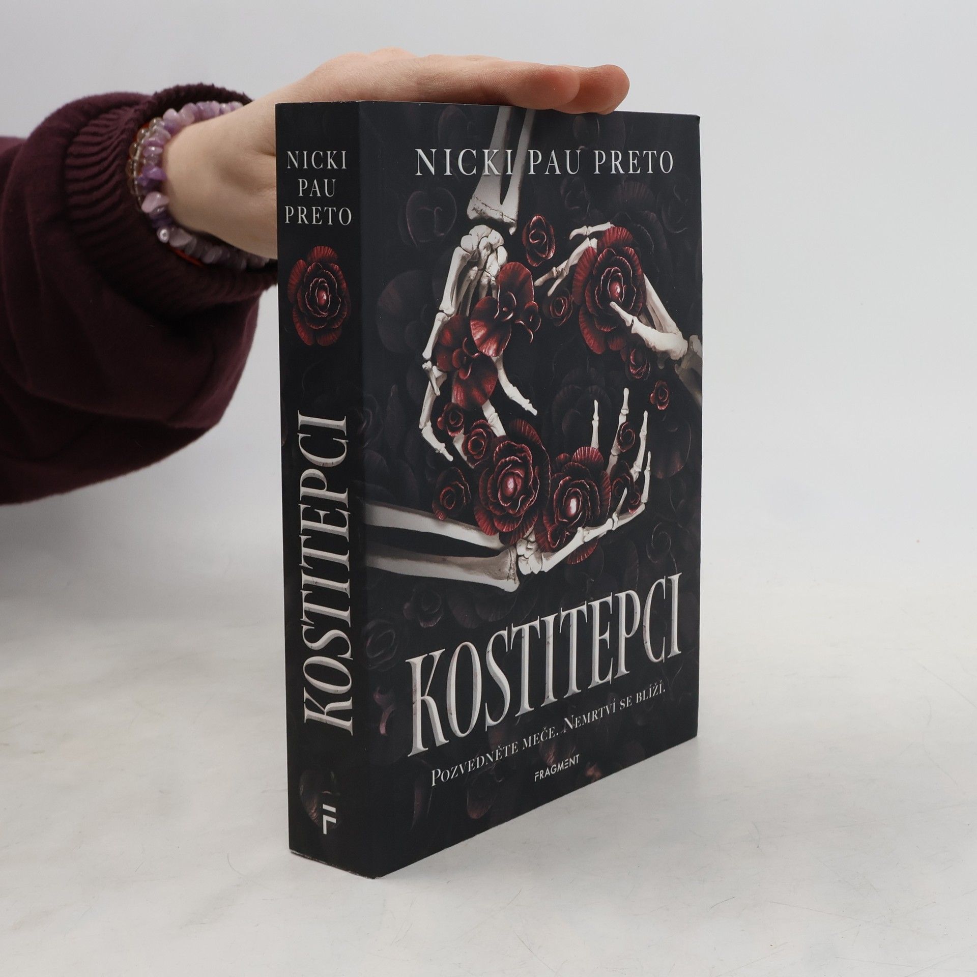 Nicki Pau Preto Kostitepci