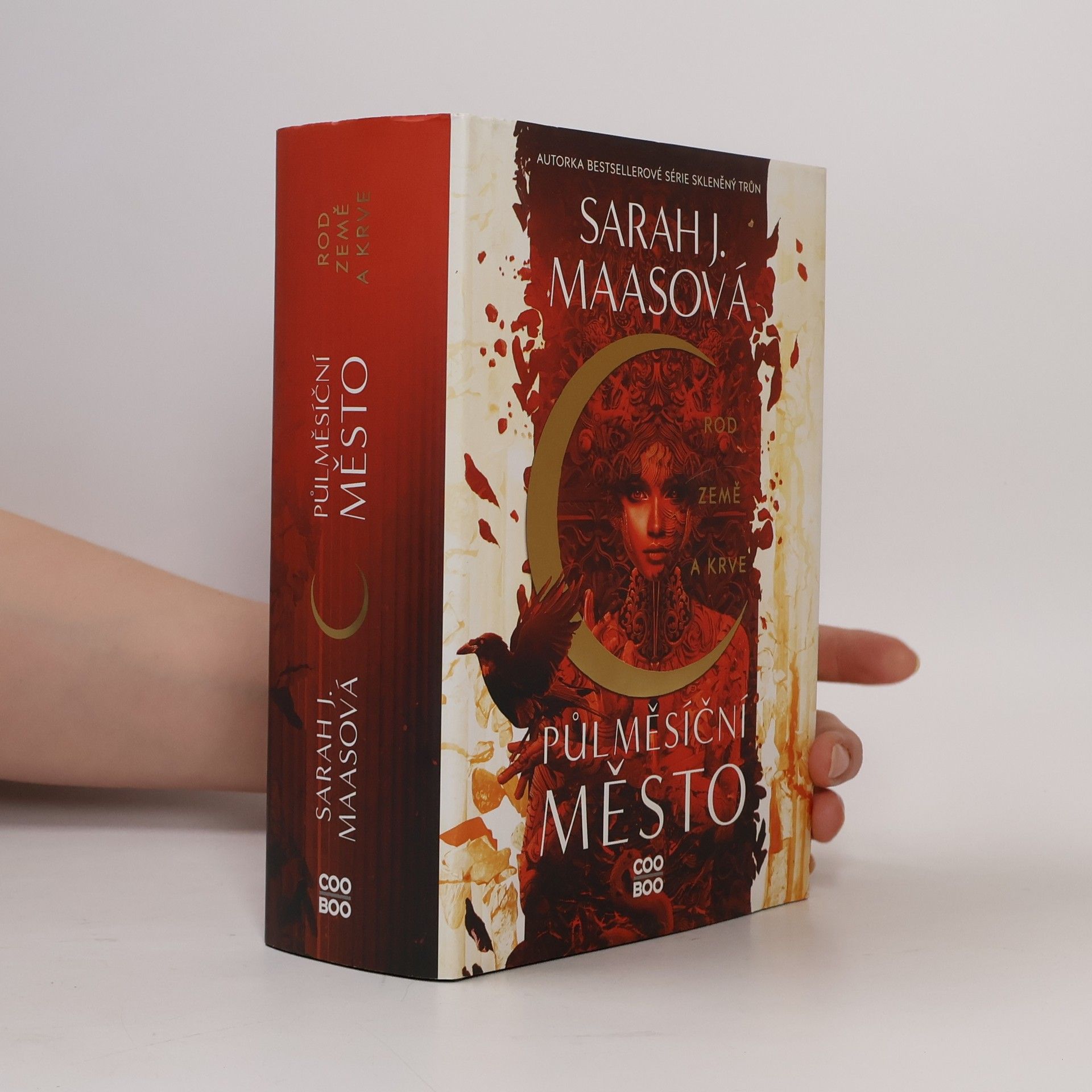 Sarah J. Maasová Půlměsíční město. Rod země a krve