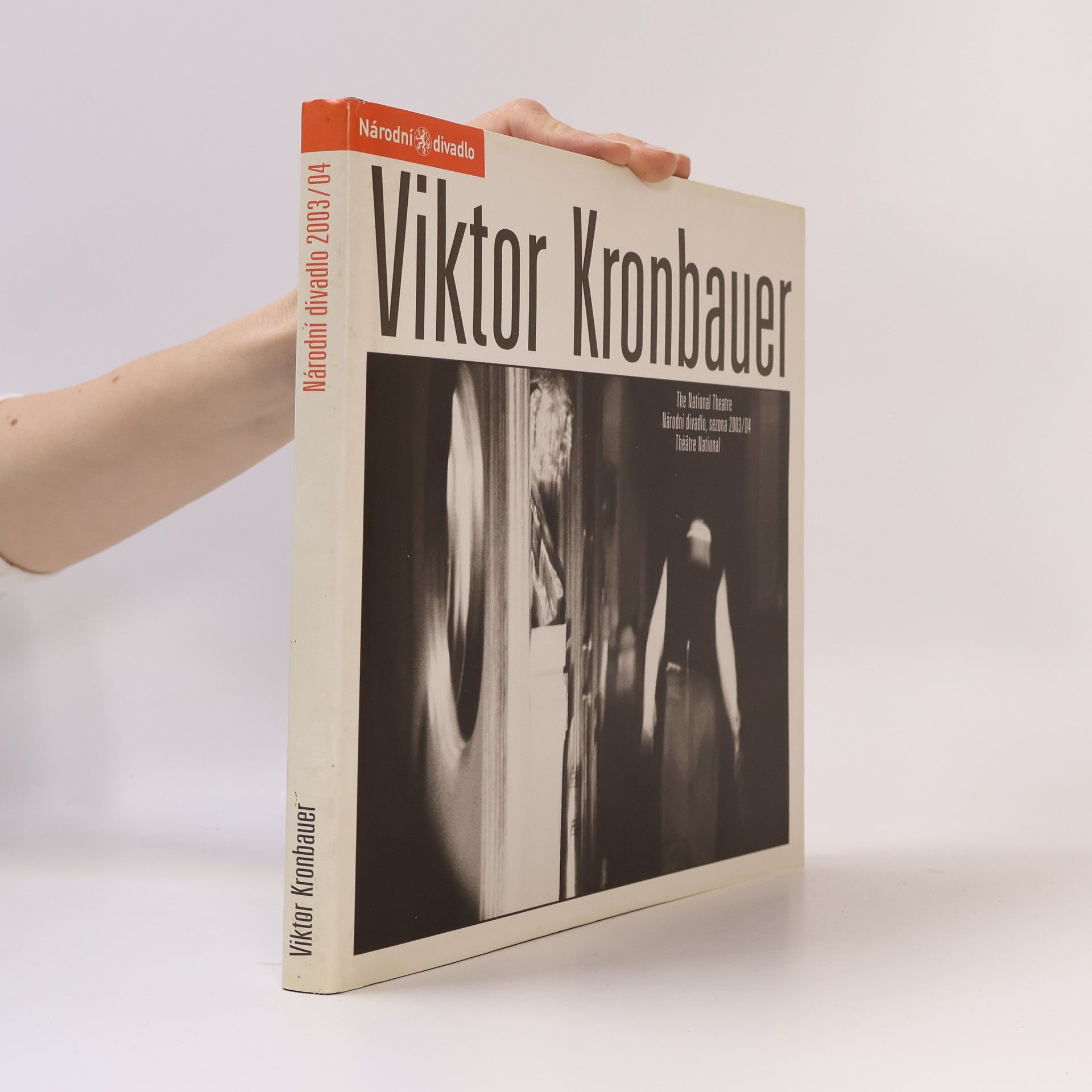 Viktor Kronbauer Viktor Kronbauer : Národní divadlo = The National Theatre = Théâtre National : sezona 2003
