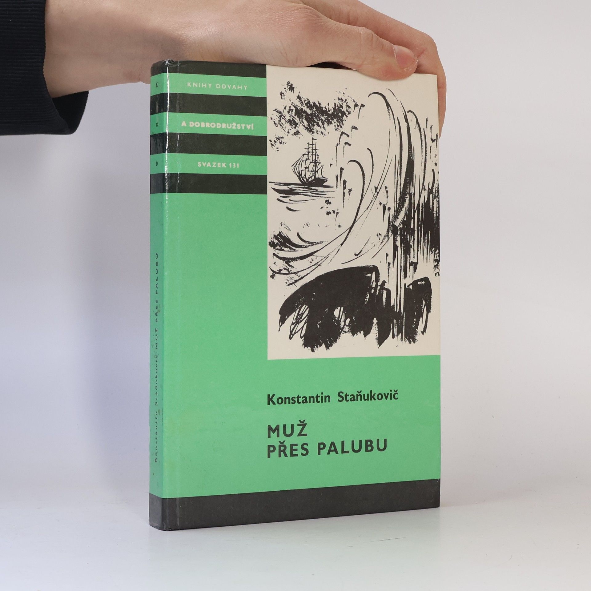 Muž přes palubu