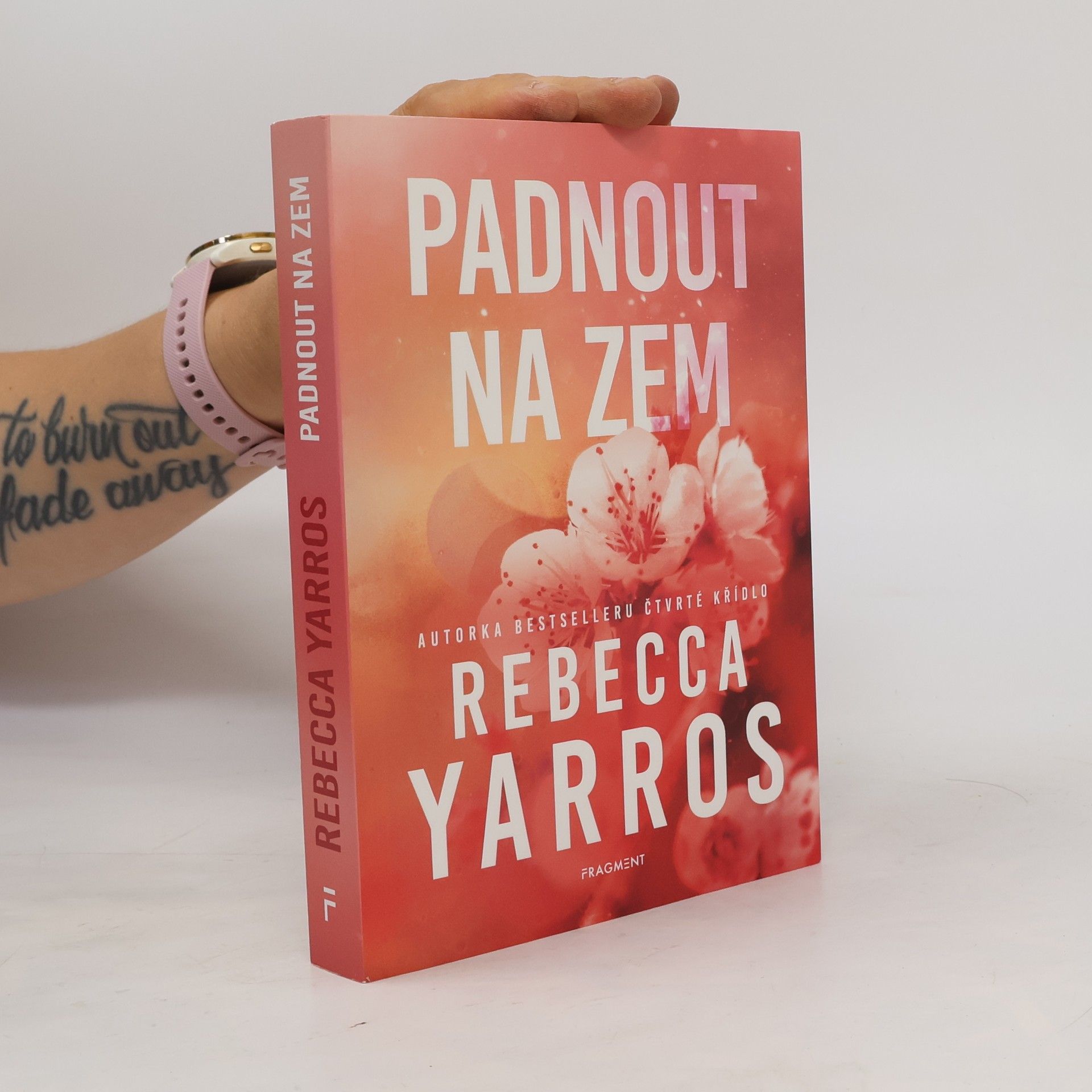 Rebecca Yarros Padnout na zem