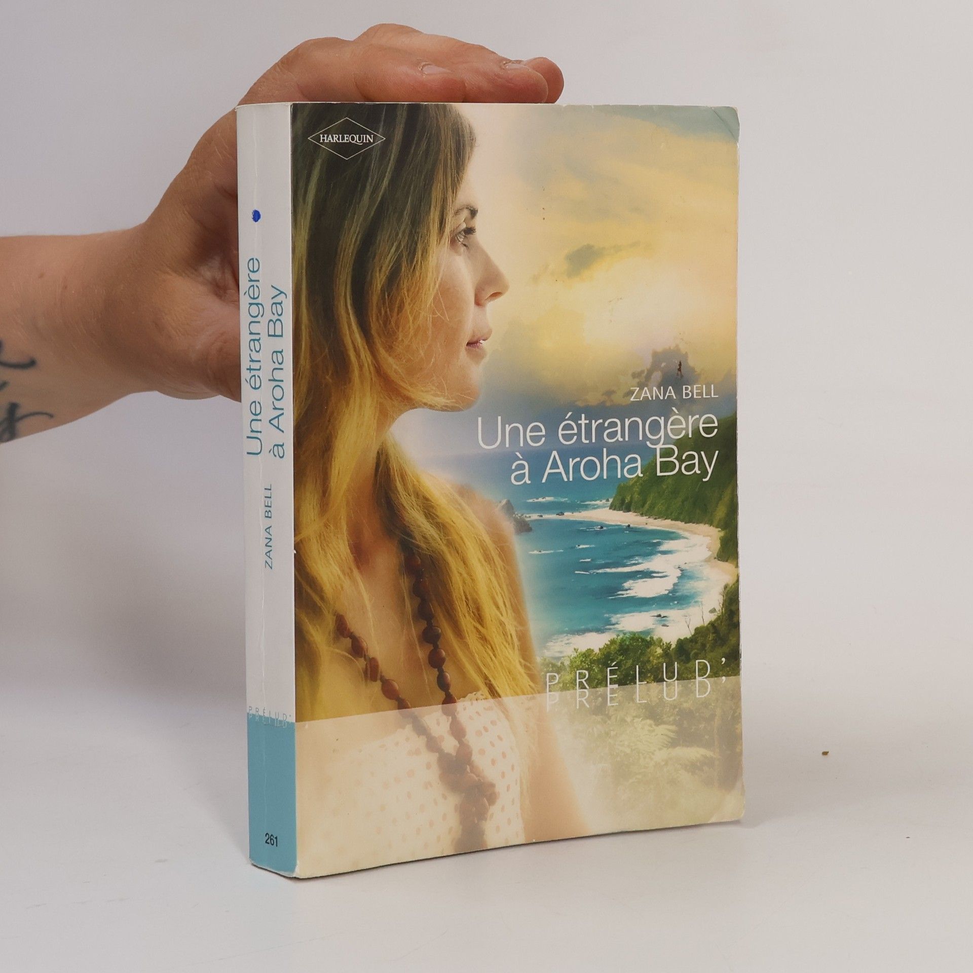 Zana Bell Prélud' - 261: Une étrangère à Aroha Bay