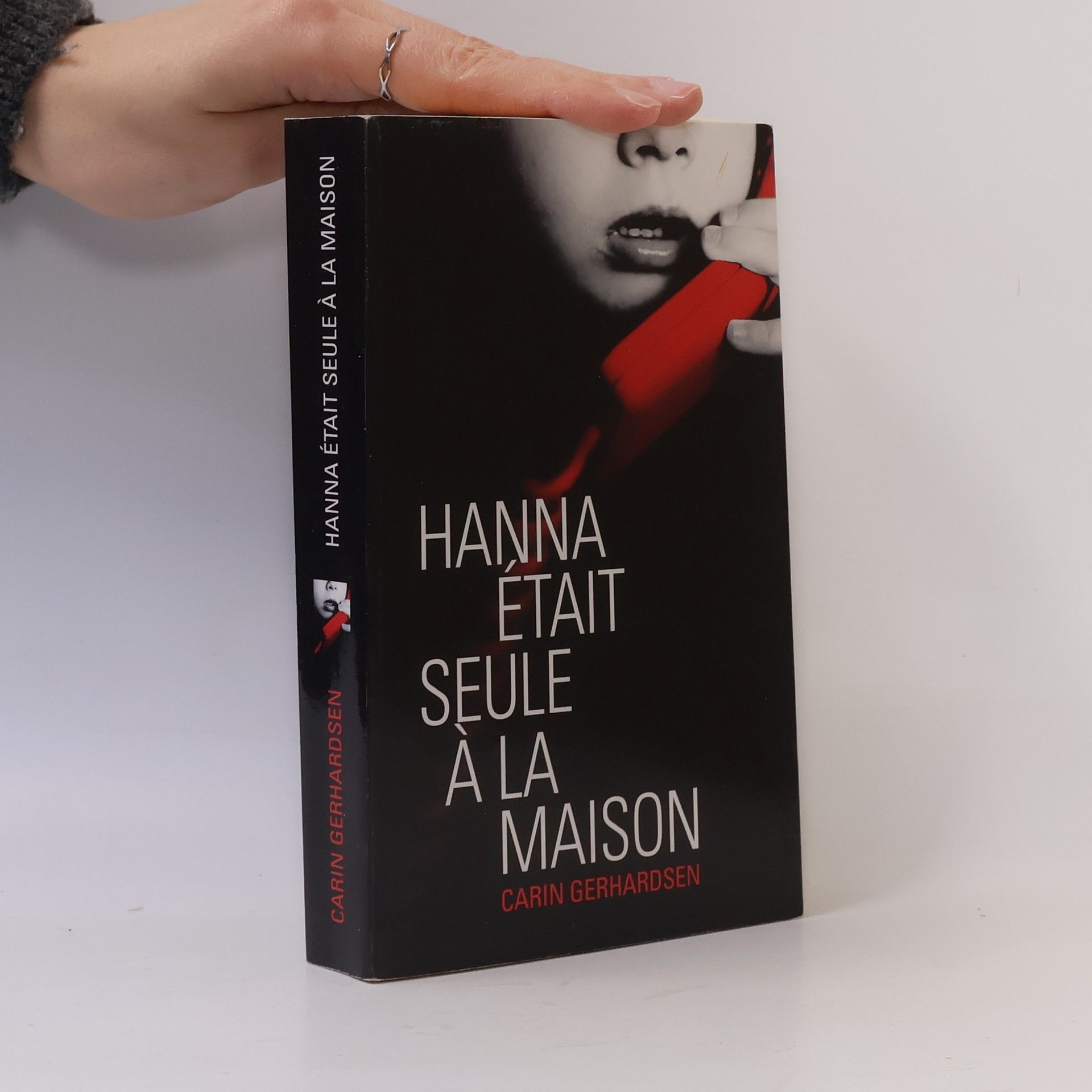 Carin Gerhardsen Hanna était seule a la maison