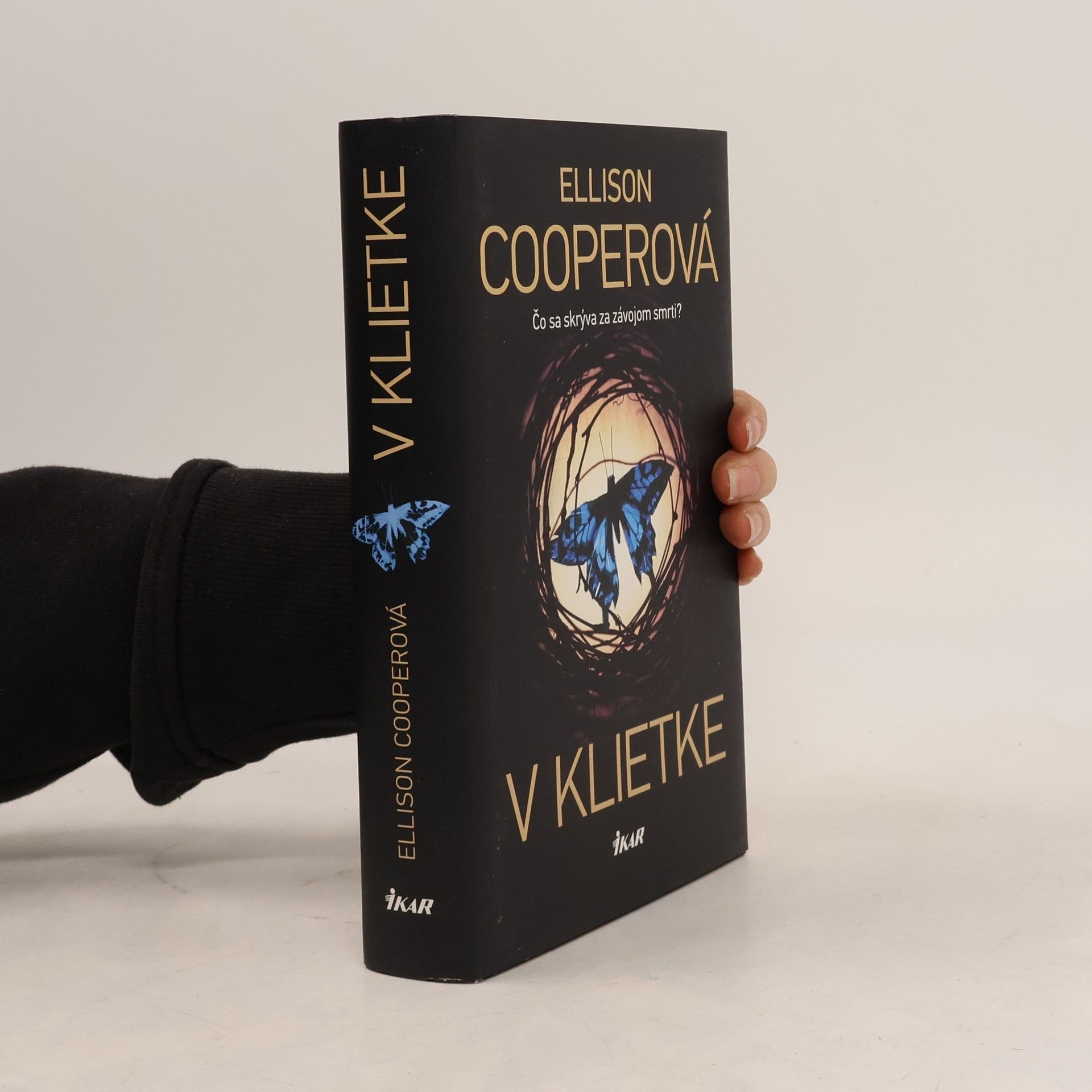 Ellison Cooper V klietke