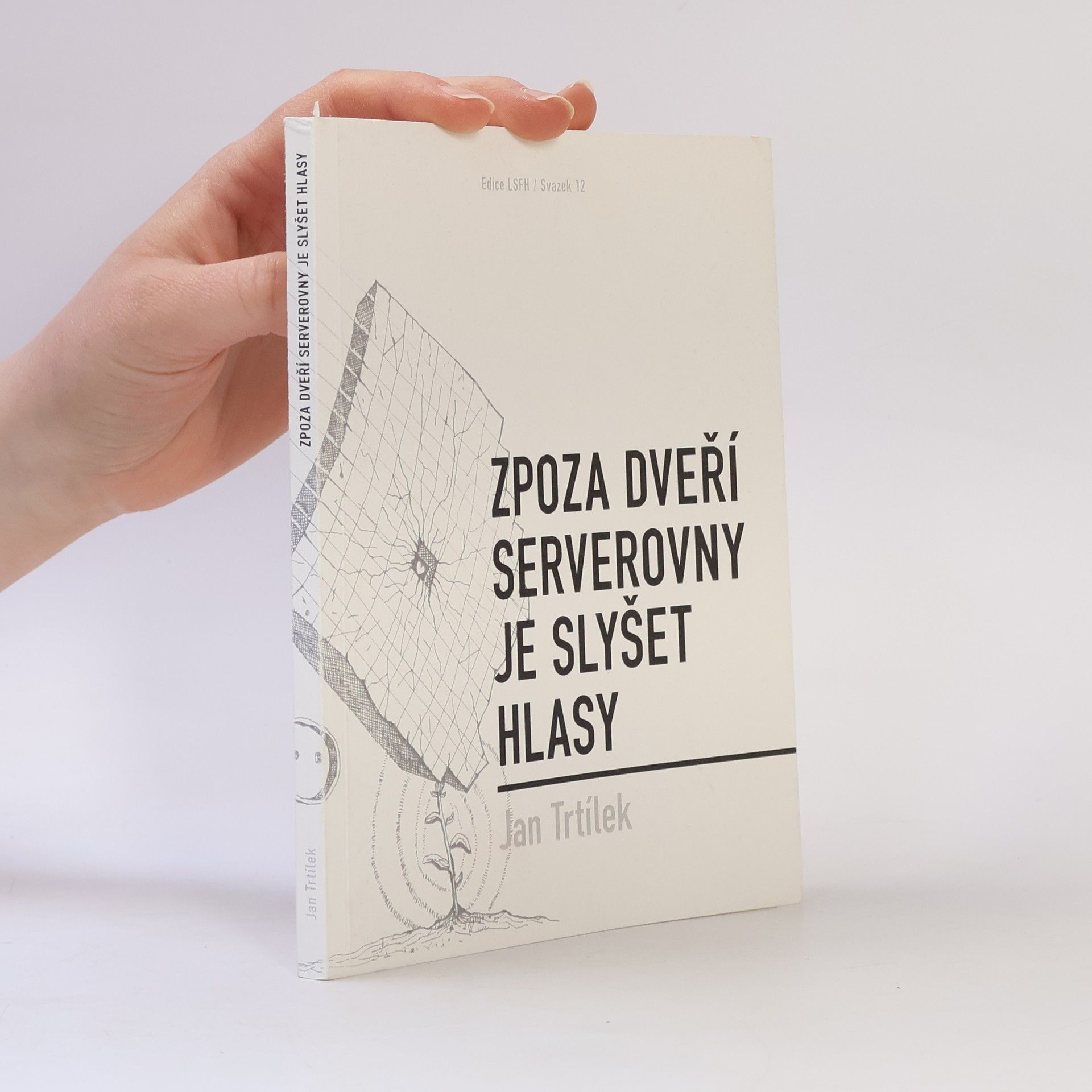 Jan Trtílek Zpoza dveří serverovny je slyšet hlasy