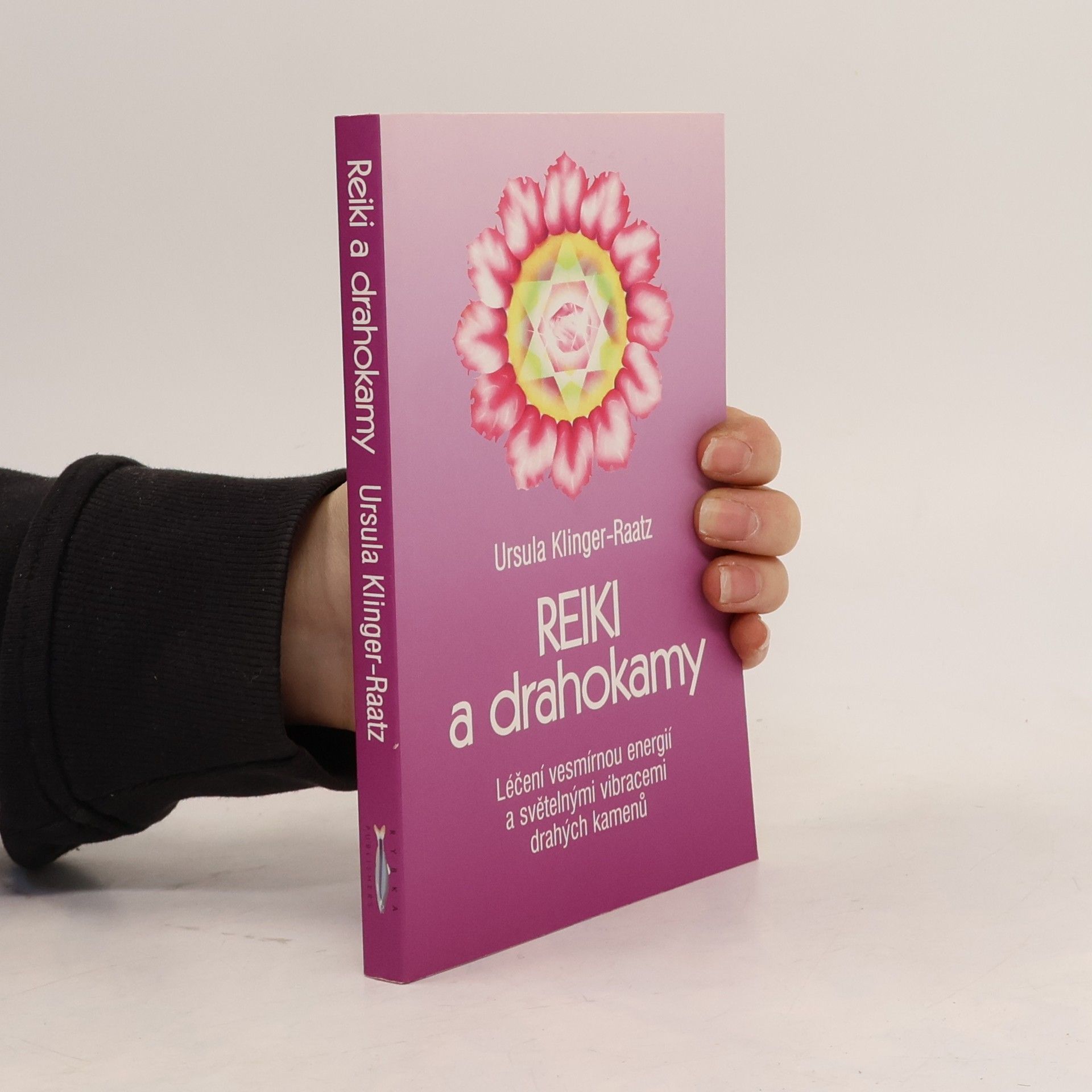 Ursula Klinger-Omenka Reiki a drahokamy : léčení vesmírnou energií a světelnými vibracemi drahých kamenů