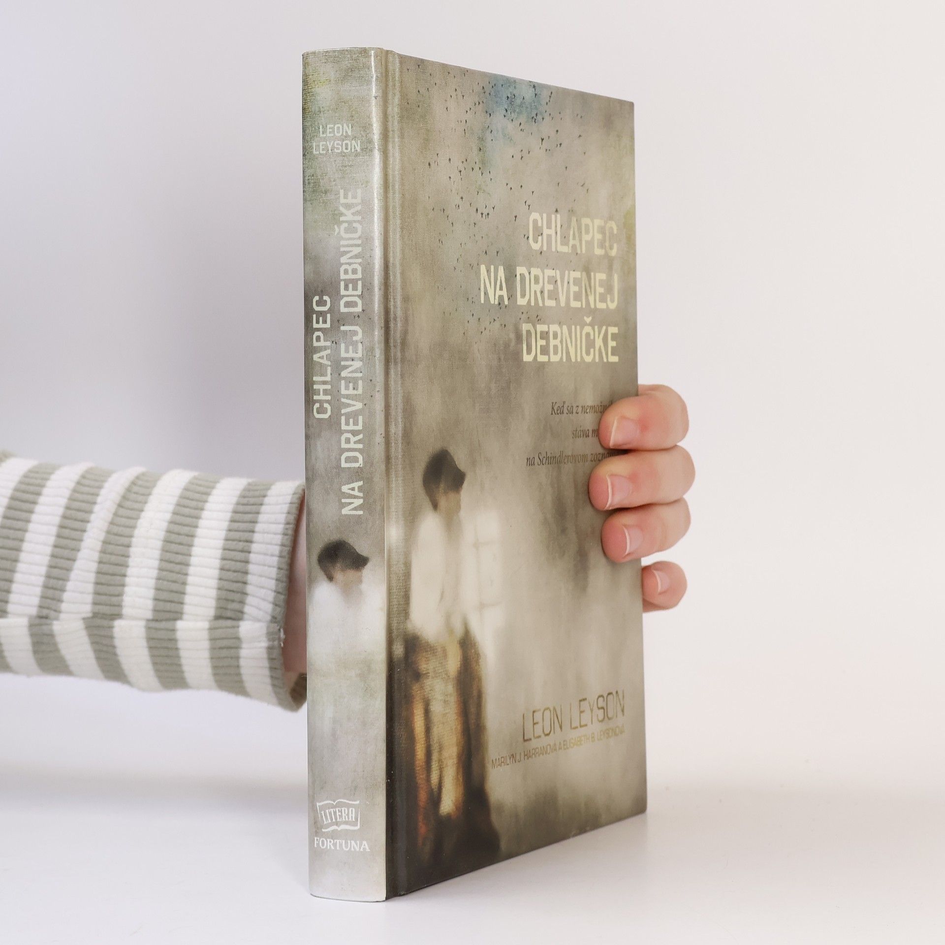 Leon Leyson Chlapec na drevenej debničke