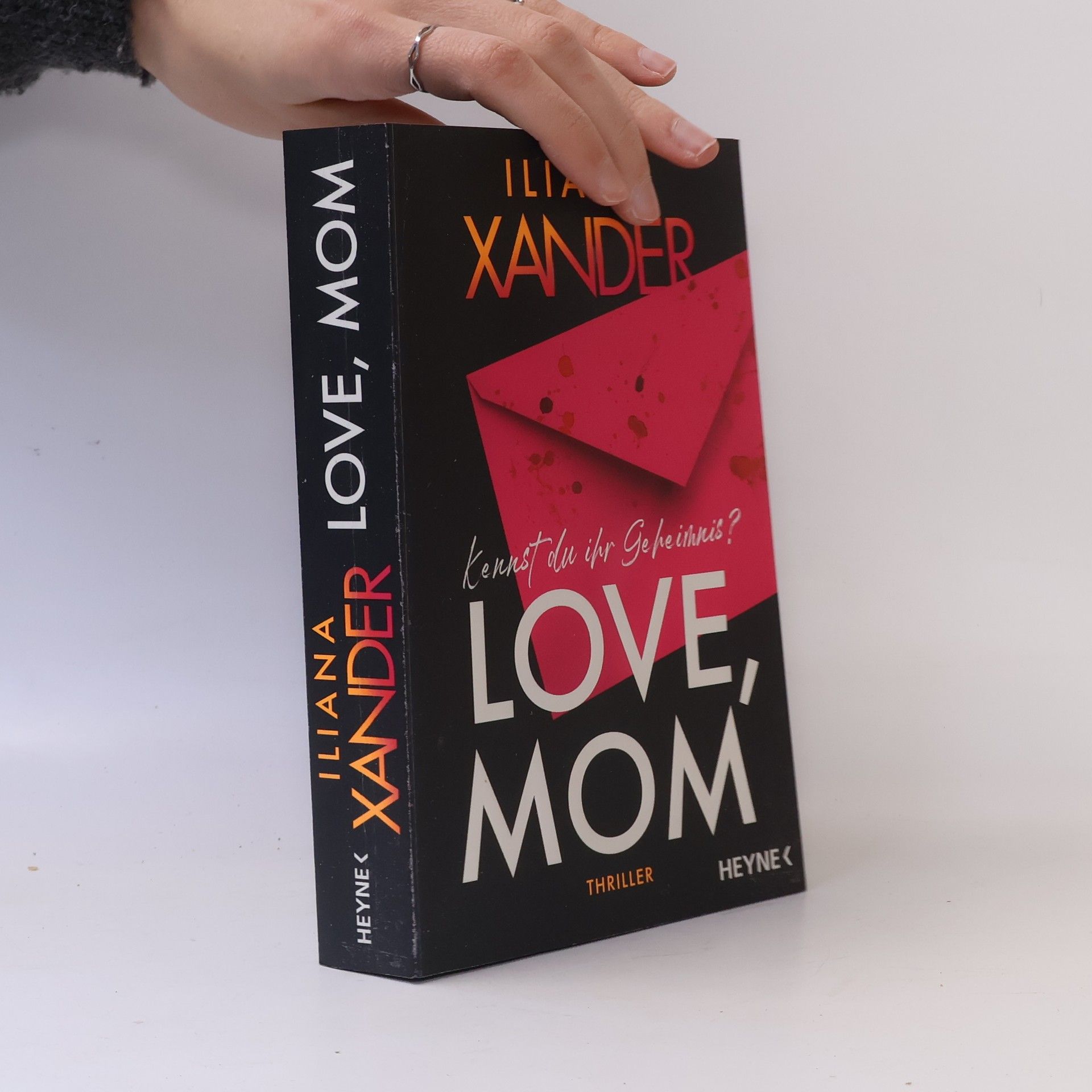 Iliana Xander Love, Mom