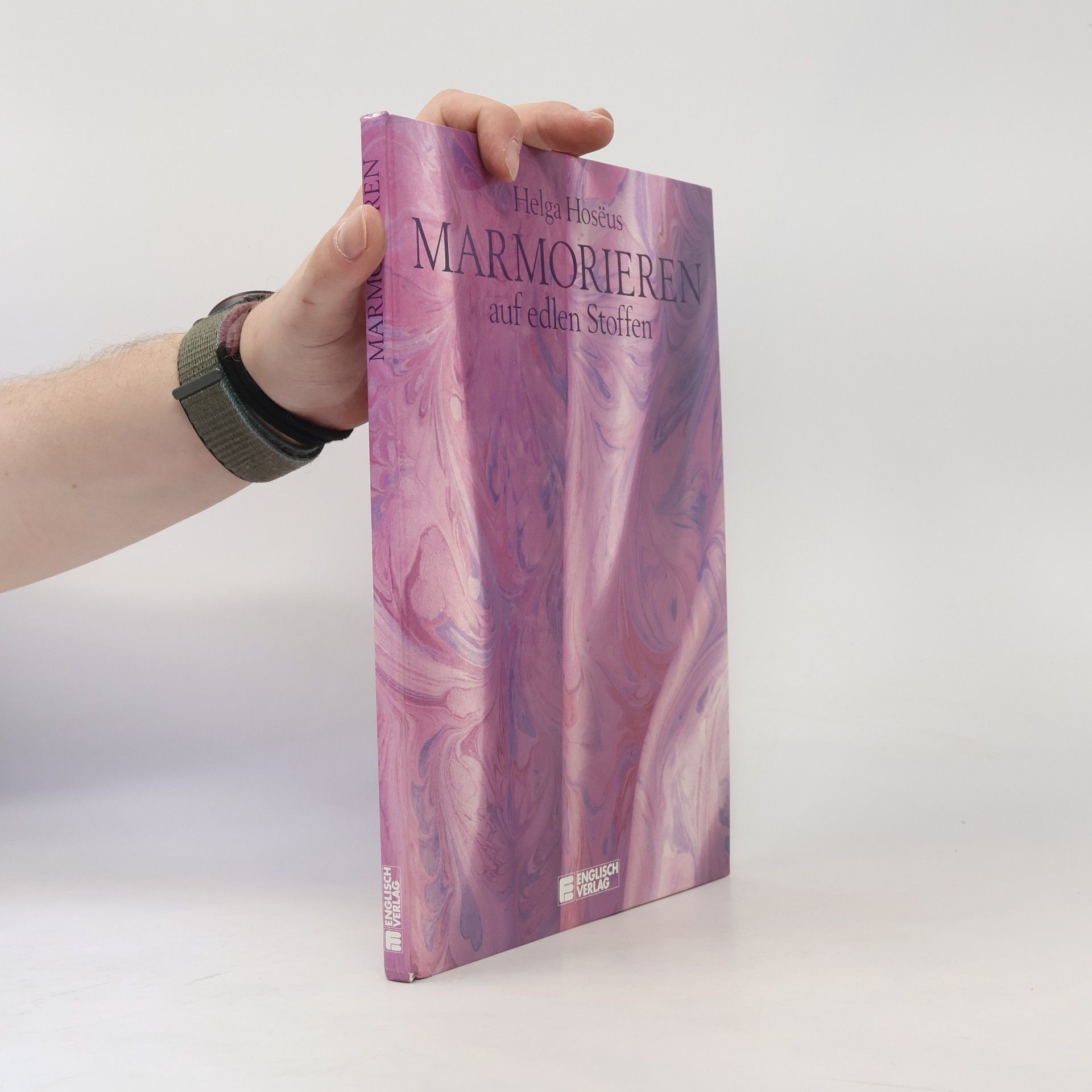 Helga Hose͏̈us Marmorieren auf edlen Stoffen