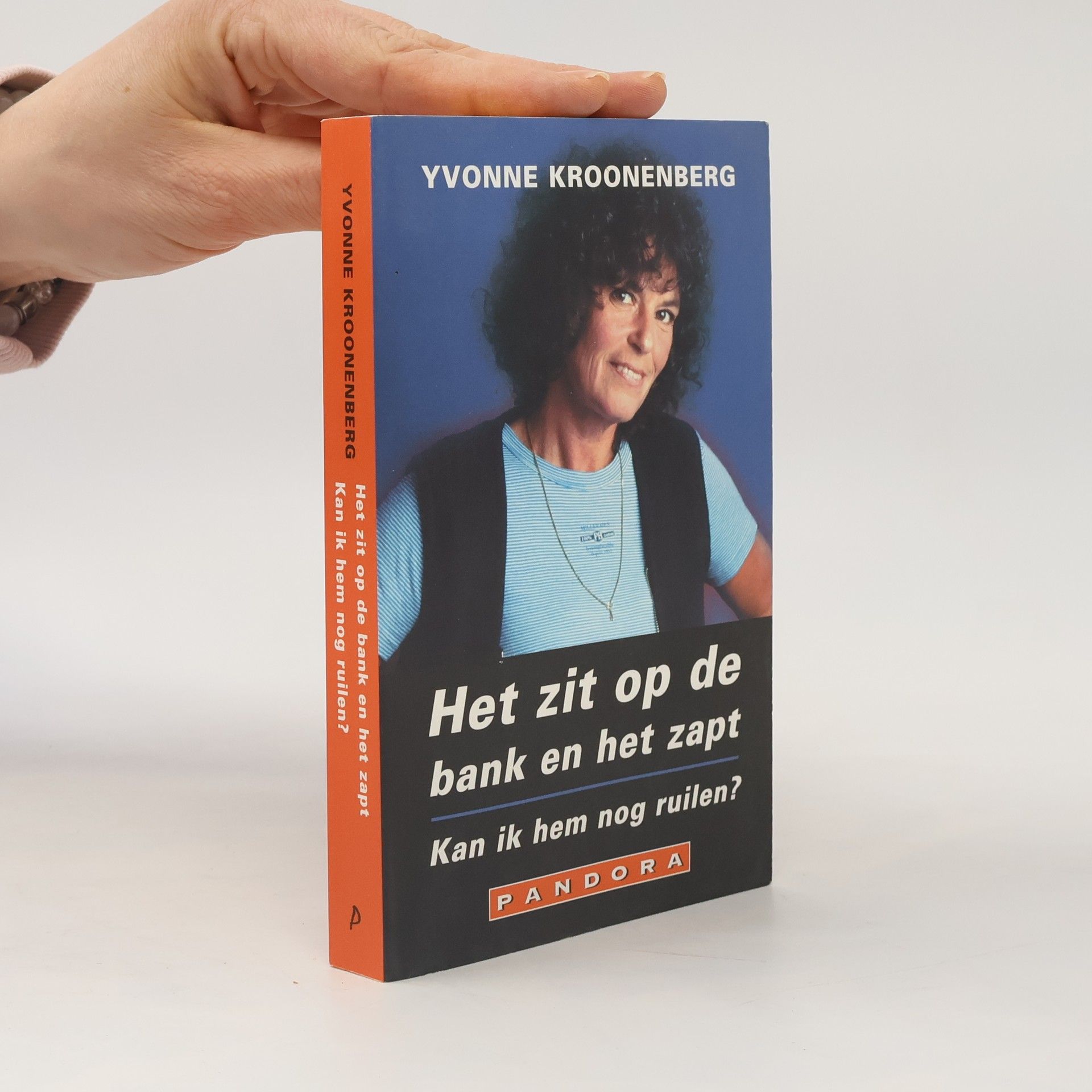 Het zit op de bank en het zapt