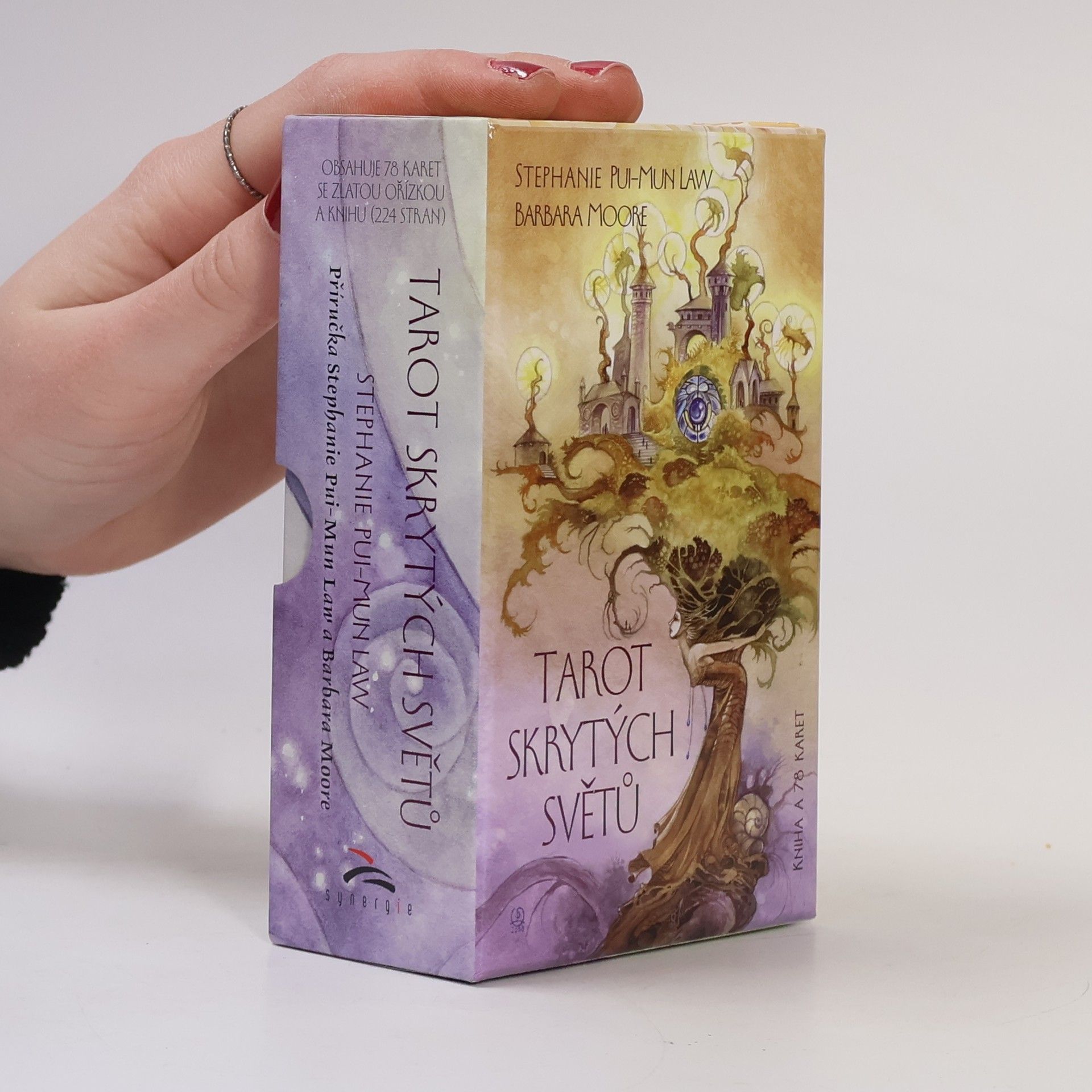 Stephanie Pui-Mun Law Tarot skrytých světů