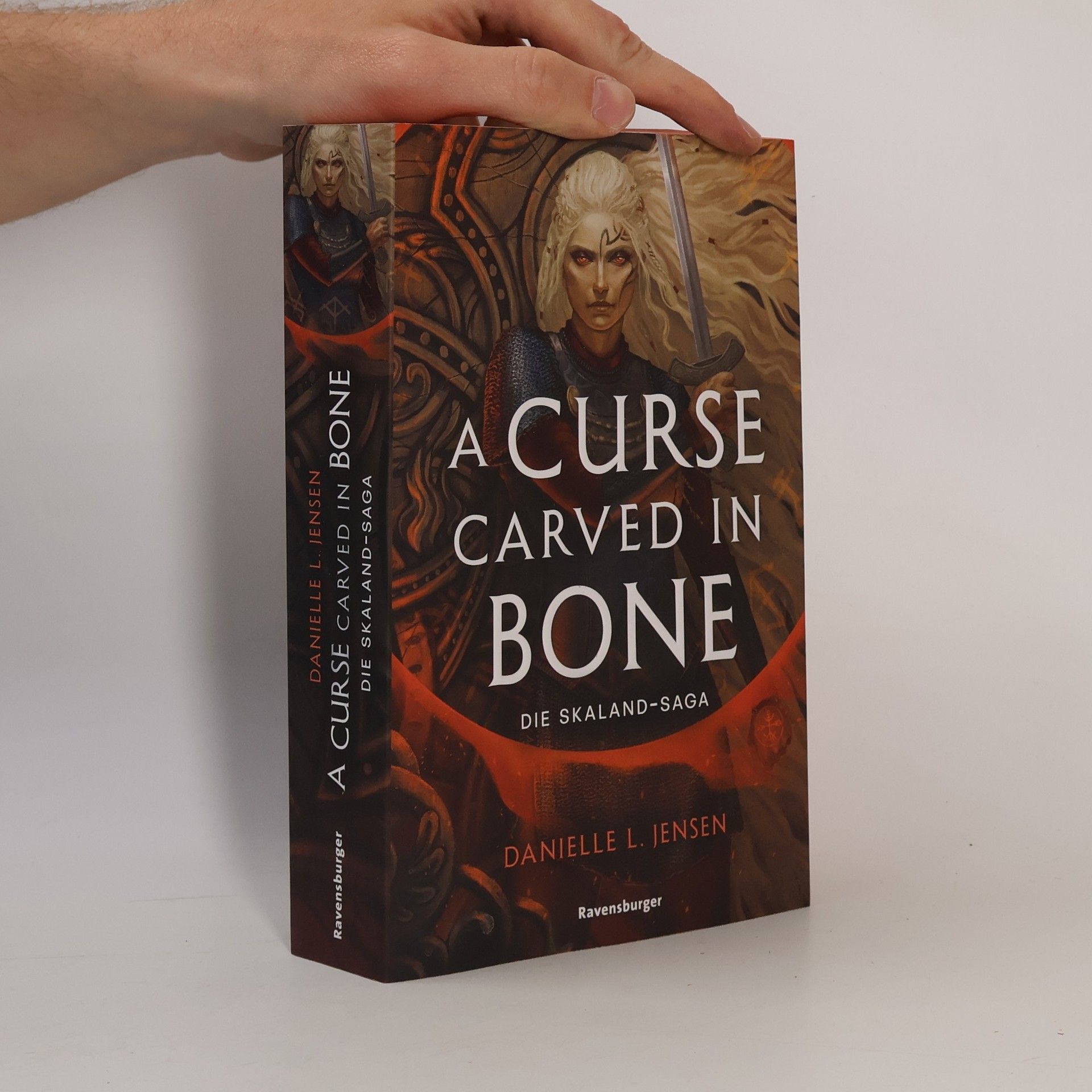 Danielle L. Jensen Die Skaland-Saga - 2: A Curse Carved in Bone - Limitierte Auflage mit Farbschnitt