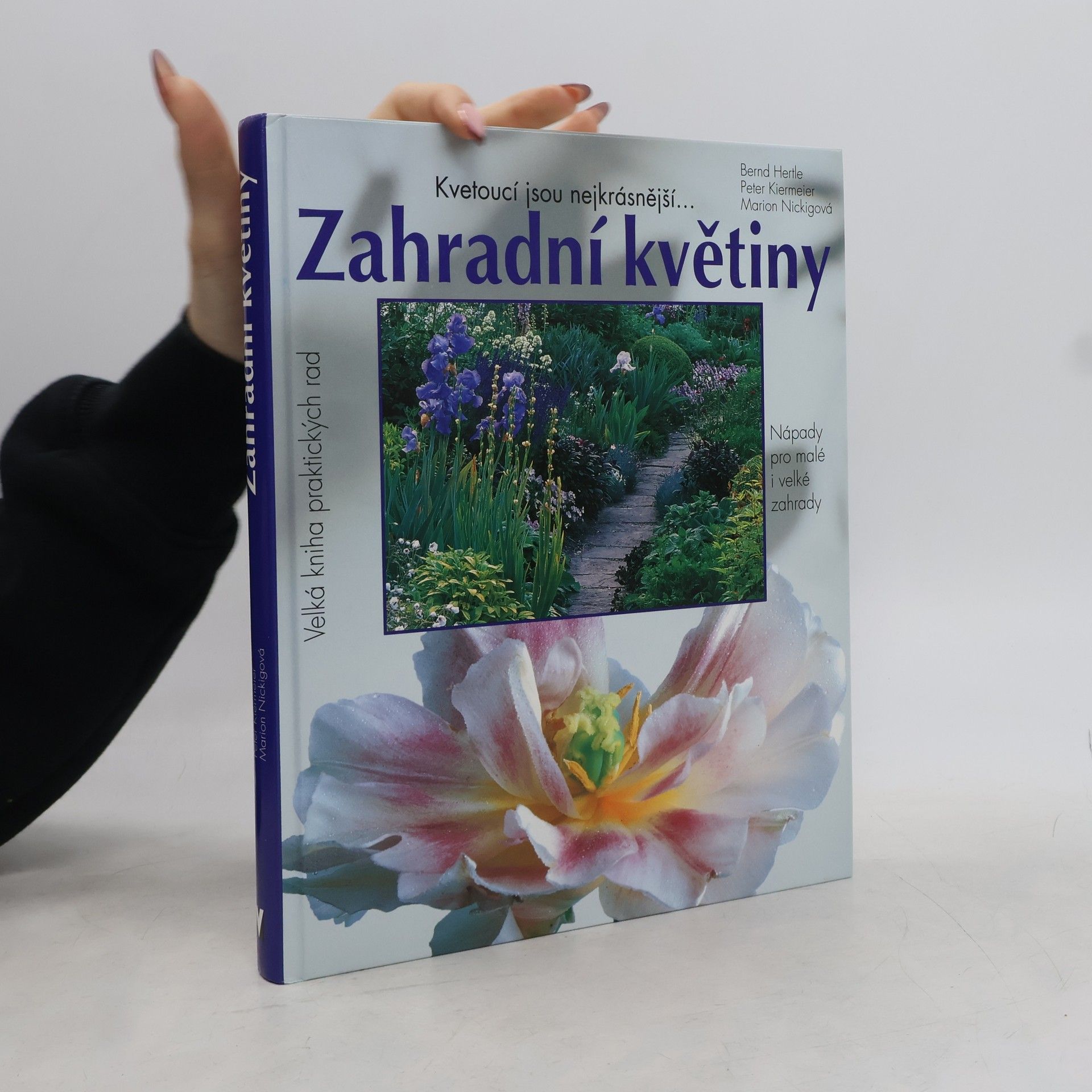 Zahradní květiny. Kvetoucí jsou nejkrásnější... Pěstitelské rady a portréty oblíbených kvetoucích rostlin, trav a kapradin. Nápady pro malé i velké zahrady. 500 barevných fotografií a 150 schematických nákresů