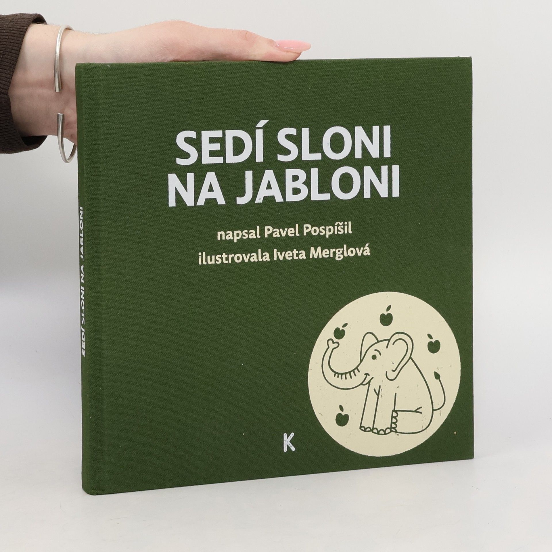 Sedí sloni na jabloni