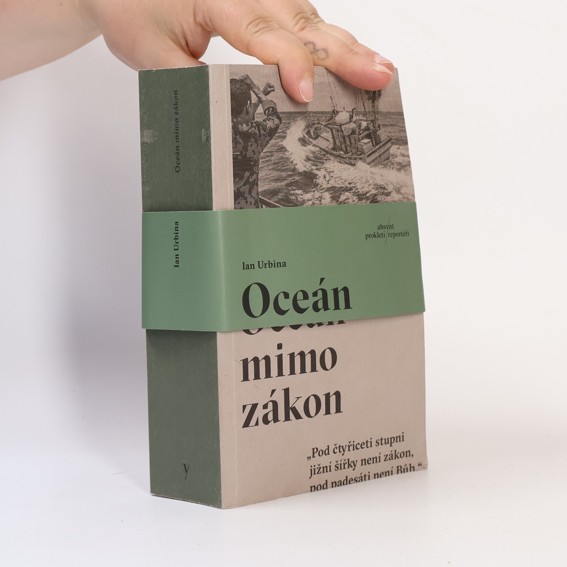 Ian Urbina Oceán mimo zákon