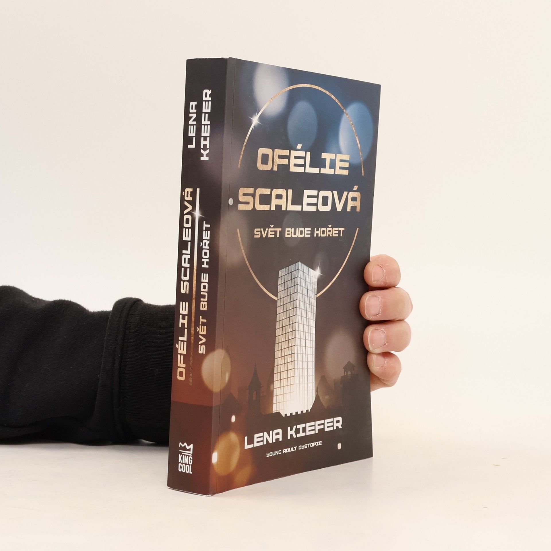 Lena Kiefer Ofélie Scaleová. Svět bude hořet