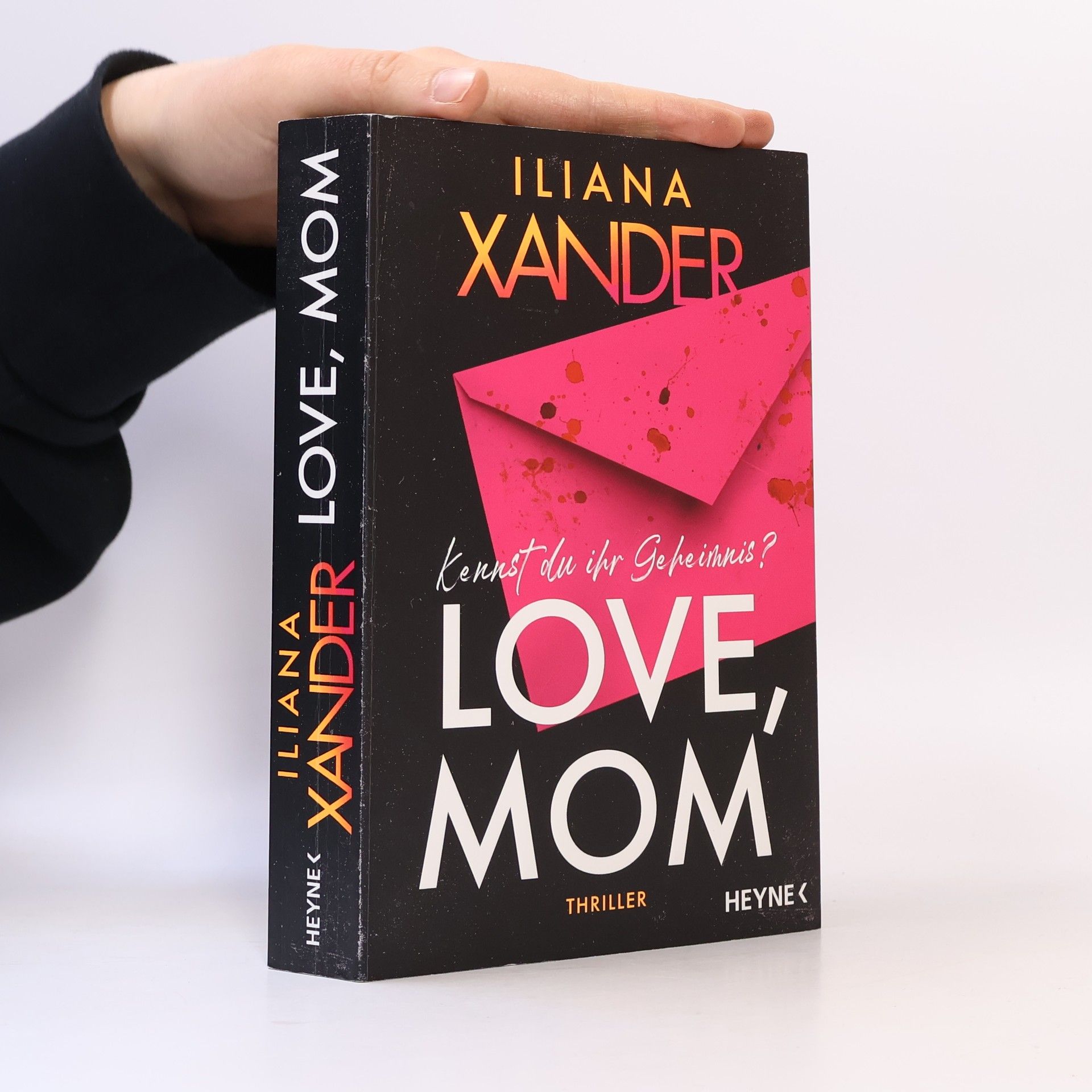 Iliana Xander Love, Mom