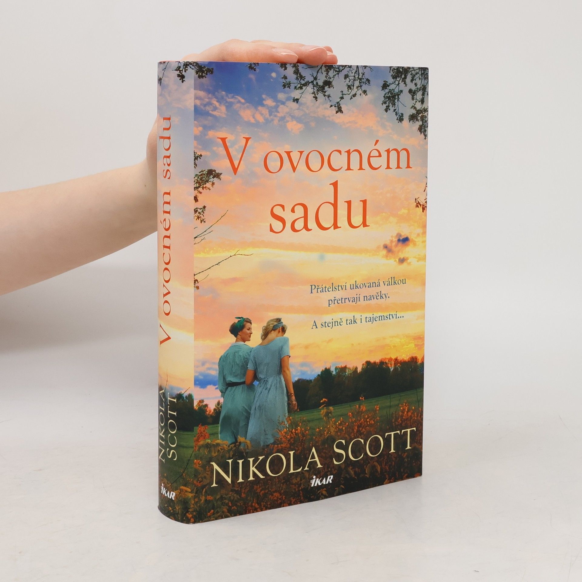 Nikola Scott V ovocném sadu