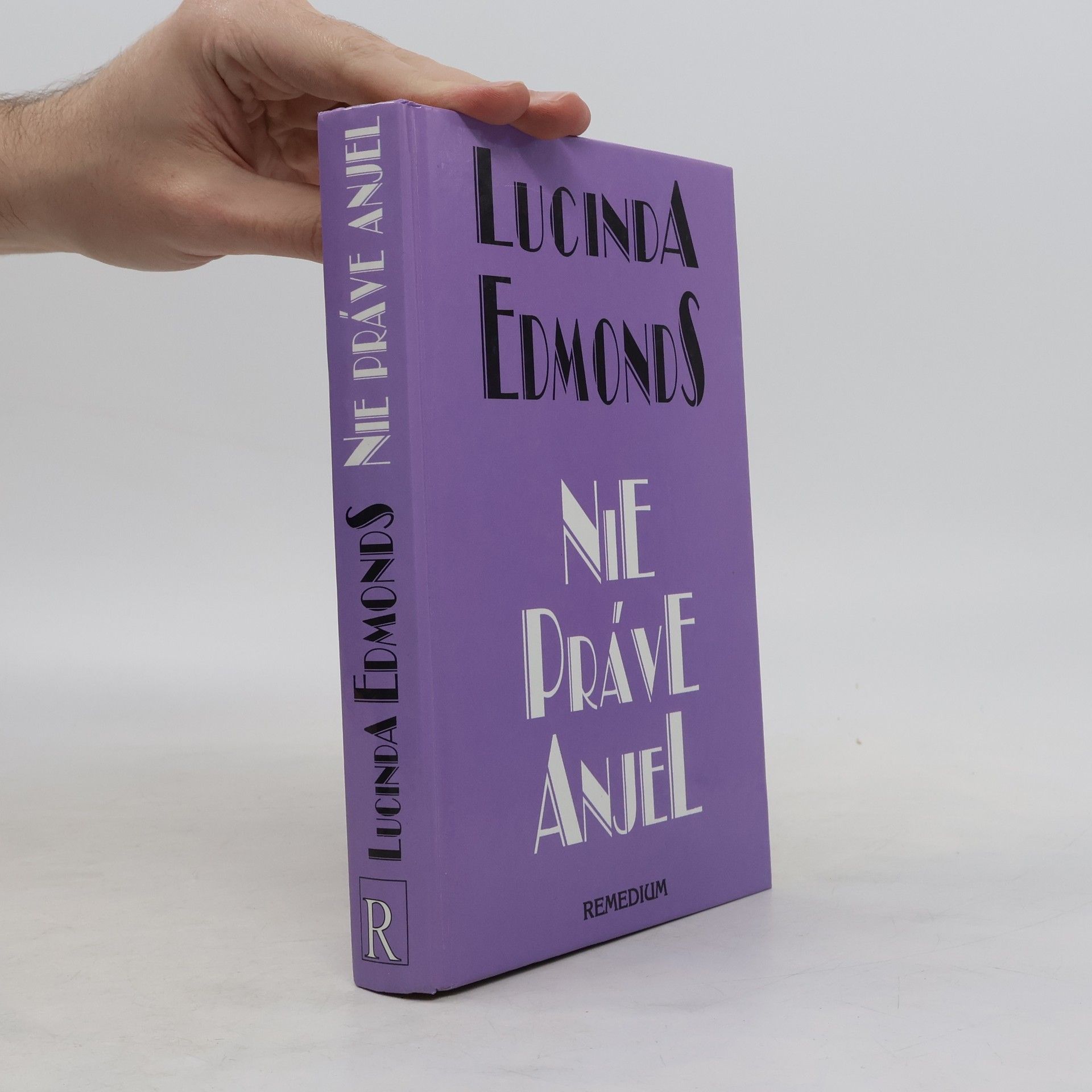 Lucinda Riley Nie je práve anjel