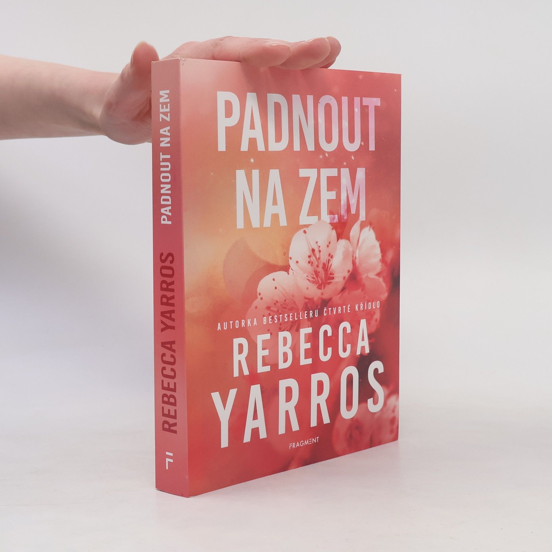 Rebecca Yarros Padnout na zem