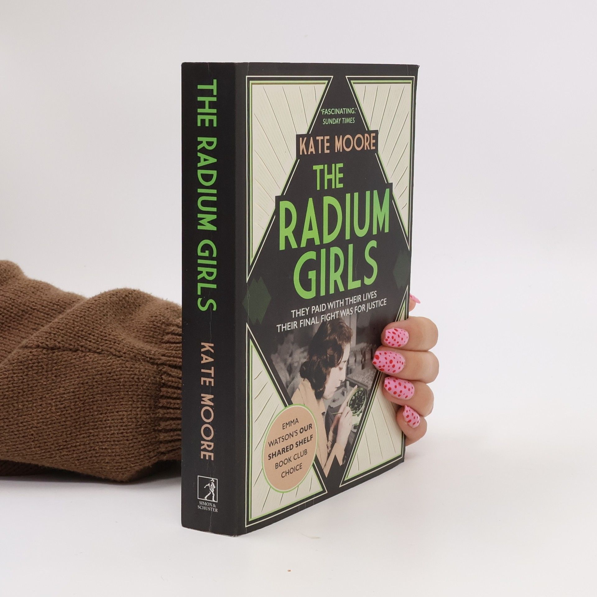 Kate Moore The radium girls : they paid with their lives, their final fight was for justice