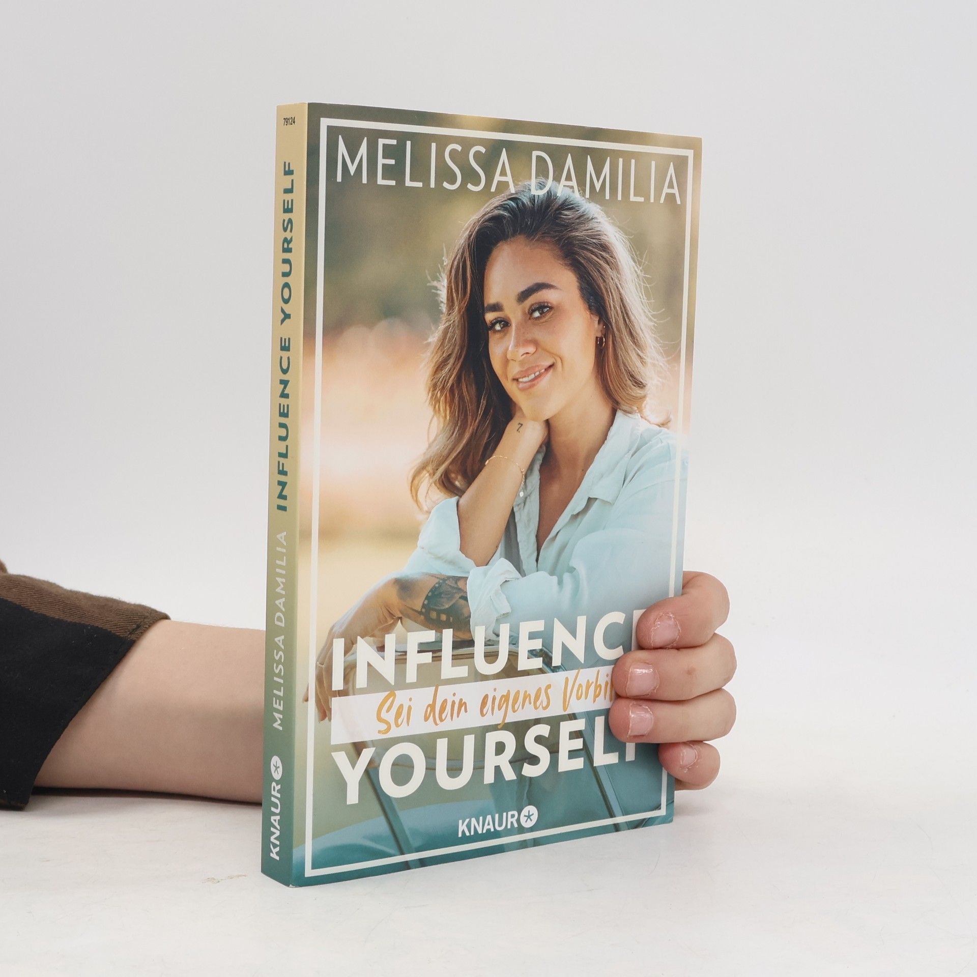 Melissa Damilia Influence yourself!