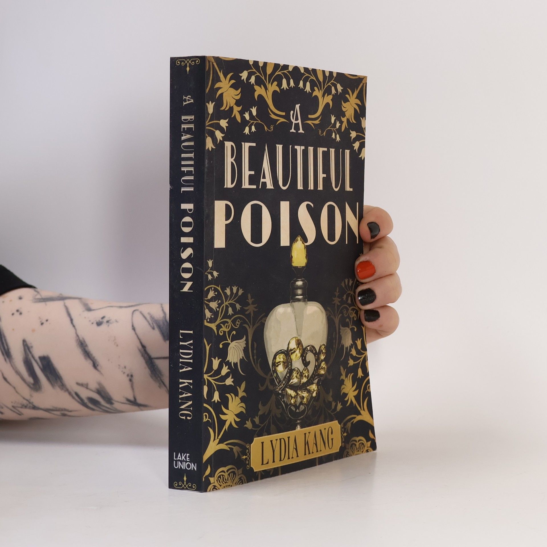 Lydia Kang A Beautiful Poison