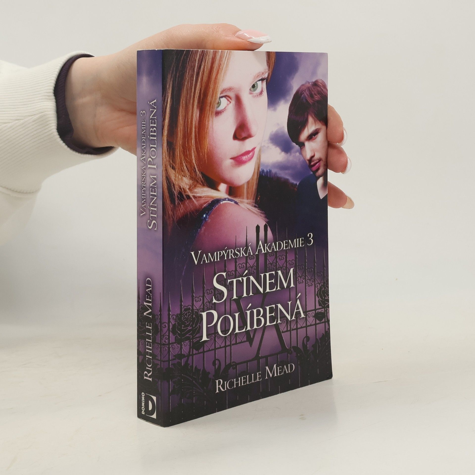 Richelle Mead Vampýrská akademie 3: Stínem políbená.