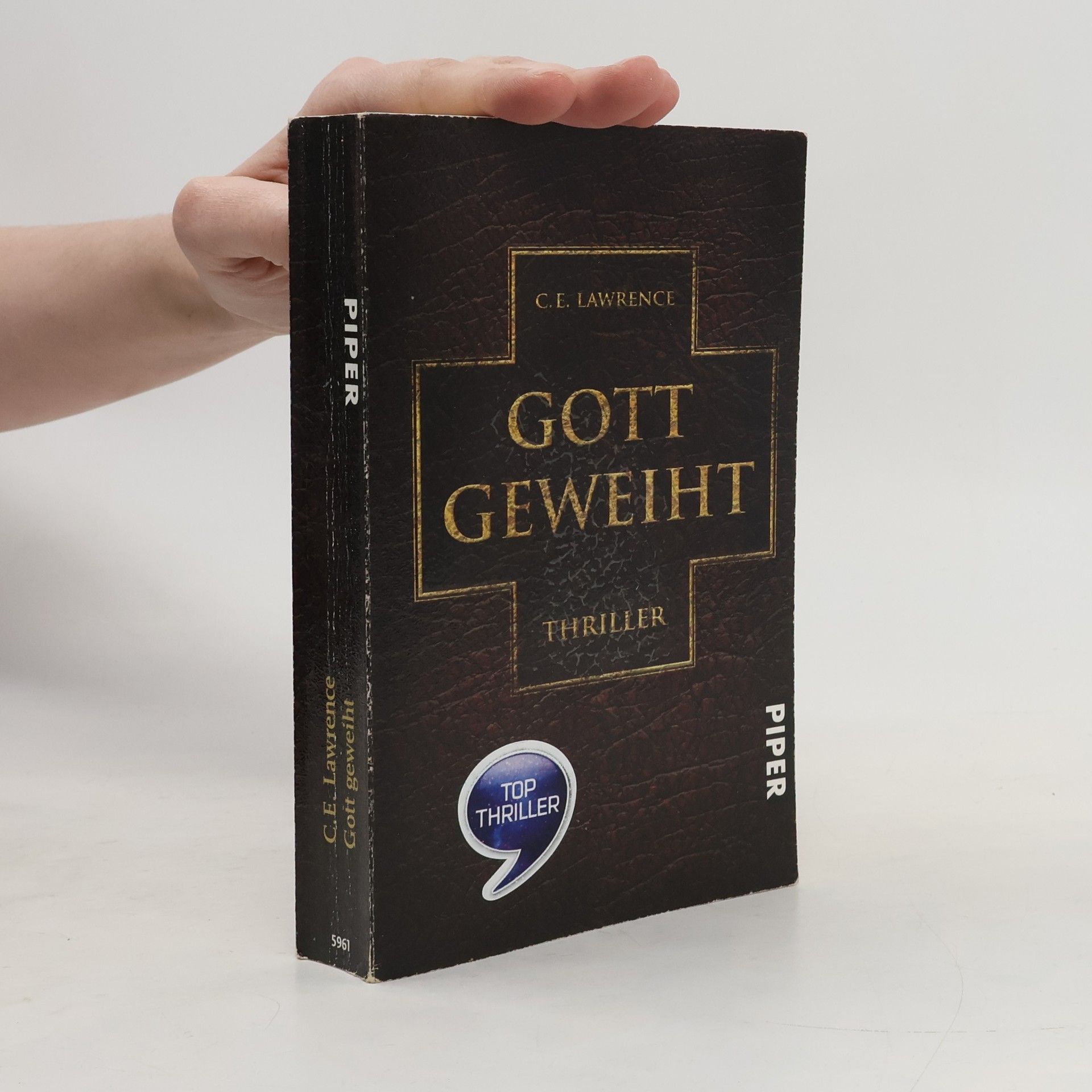 C. E. Lawrence Gott geweiht