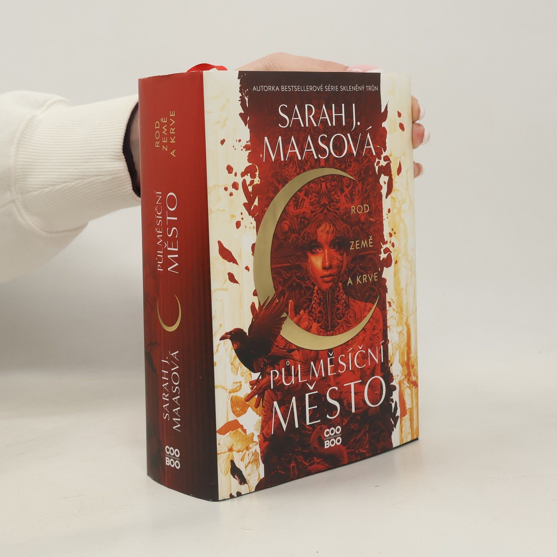 Sarah J. Maas Půlměsíční město. Rod země a krve