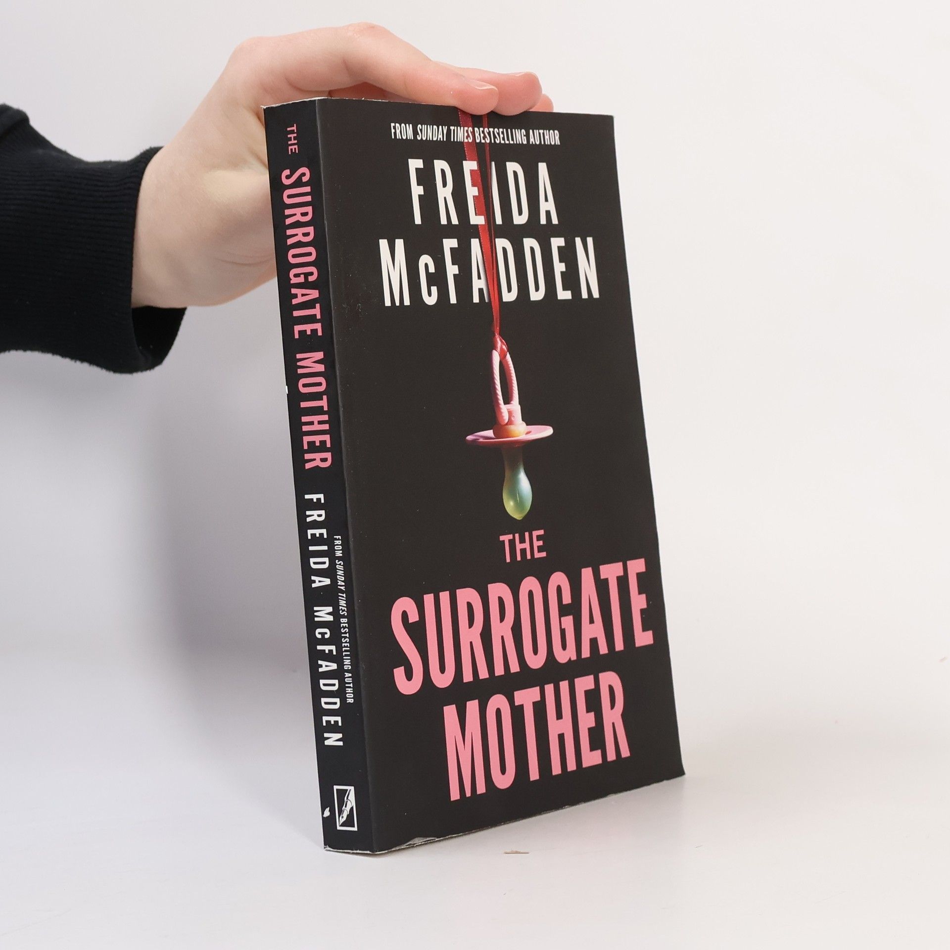 Freida McFadden The Surrogate Mother