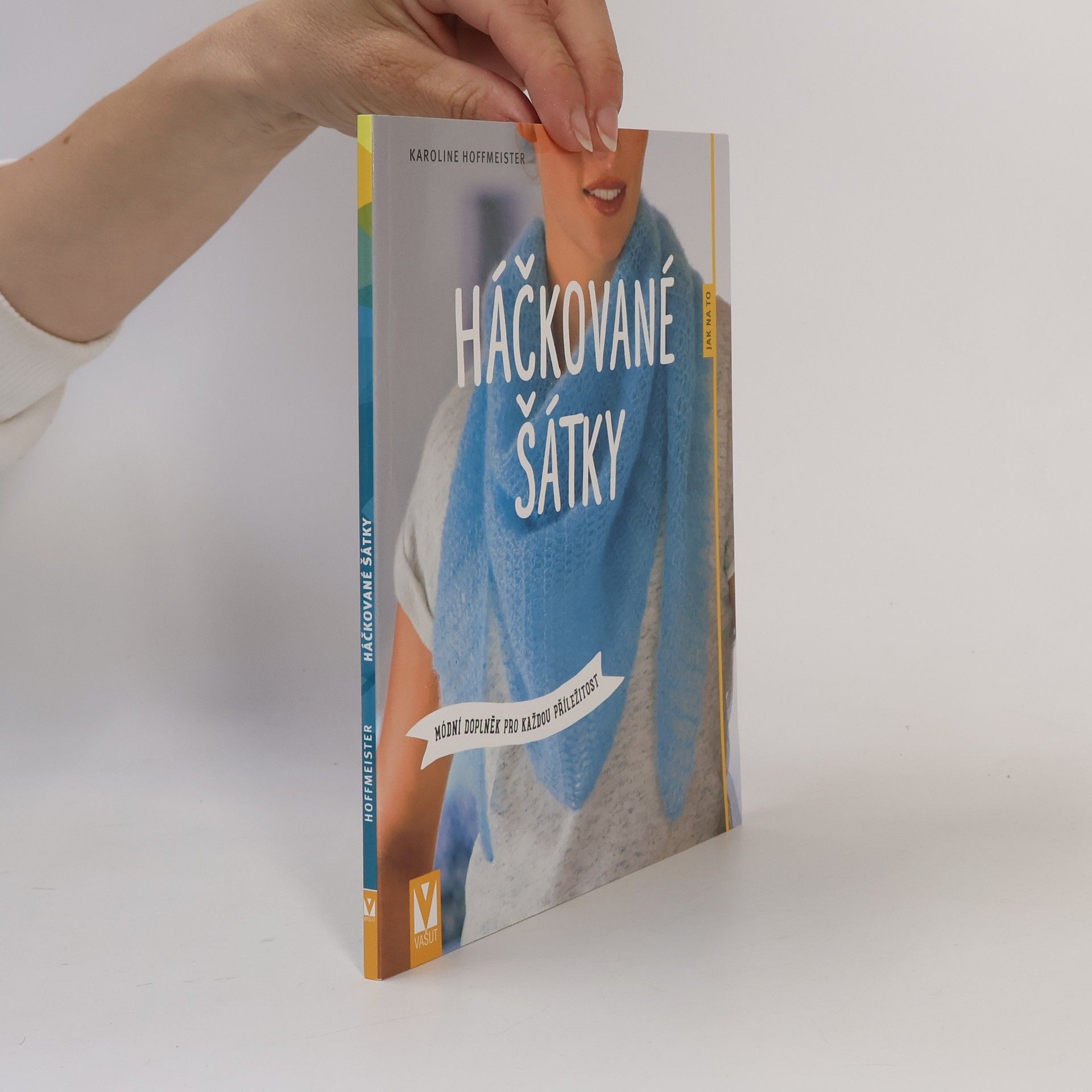 Karoline Hoffmeister Háčkované šátky: Módní doplněk pro každou příležitost