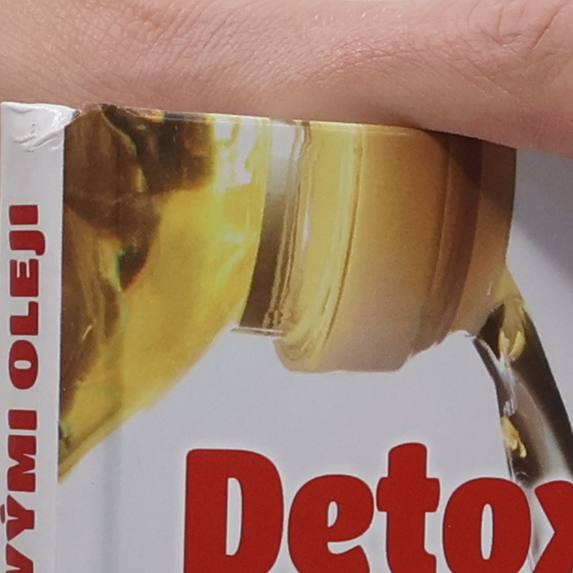 Jiří Kuchař Detoxikace léčivými oleji : domácí ajurvédské masáže, očista tlustého střeva, olejová očista nosu, olejový výplach úst, přehled léčivých olejů